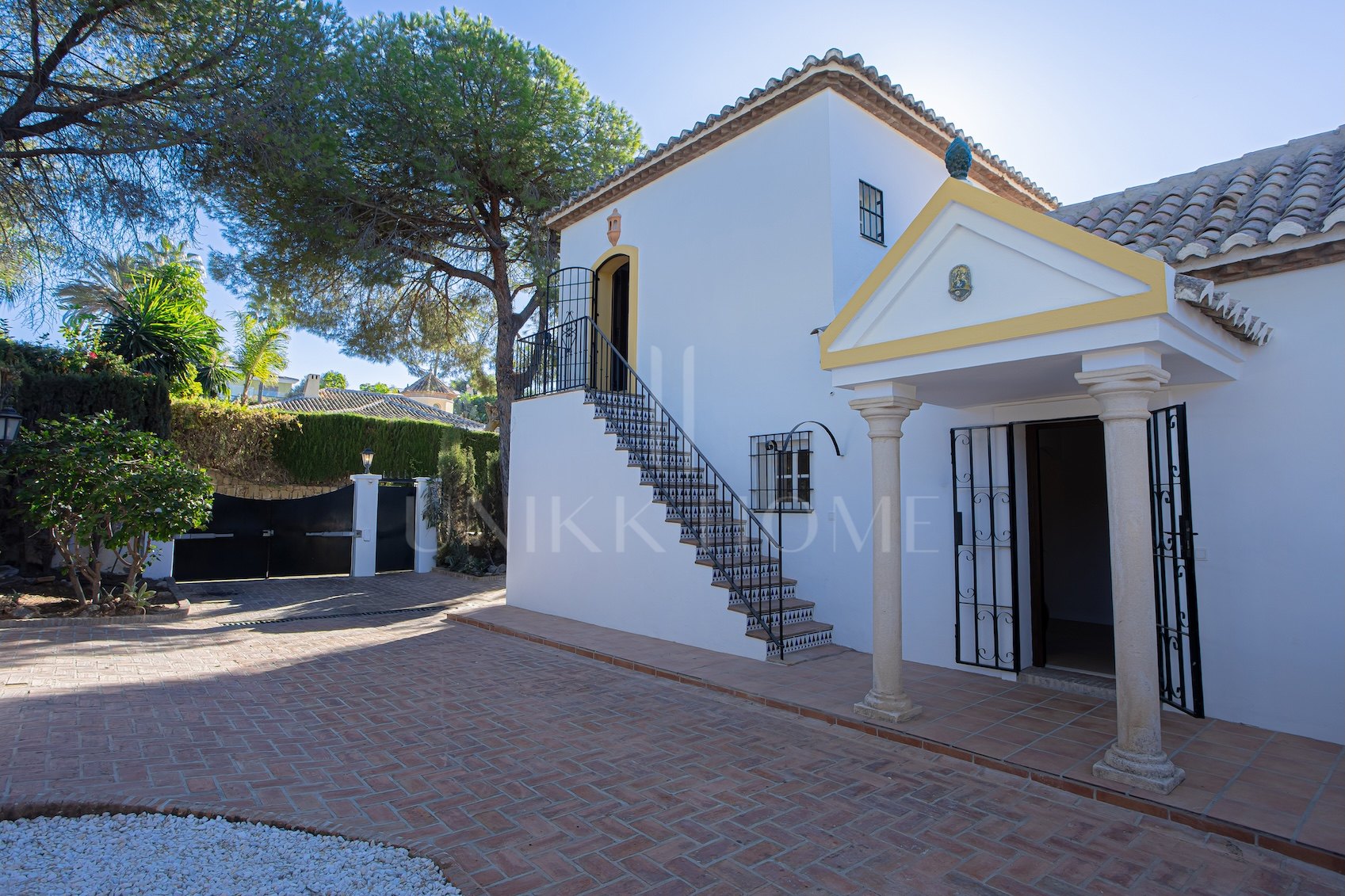 Impresionante villa de 4 dormitorios recién reformada en El Paraíso