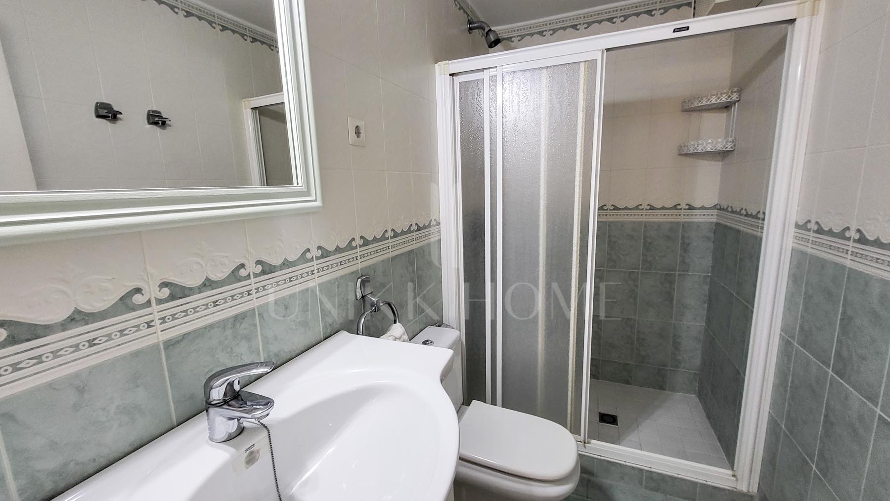 Una oportunidad única para adquirir una villa de 3 dormitorios en el corazón de Fuengirola, a pocos pasos de la playa y de todos los servicios, pero ubicada en una calle tranquila. Esta luminosa y espaciosa casa, llena de luz natural...