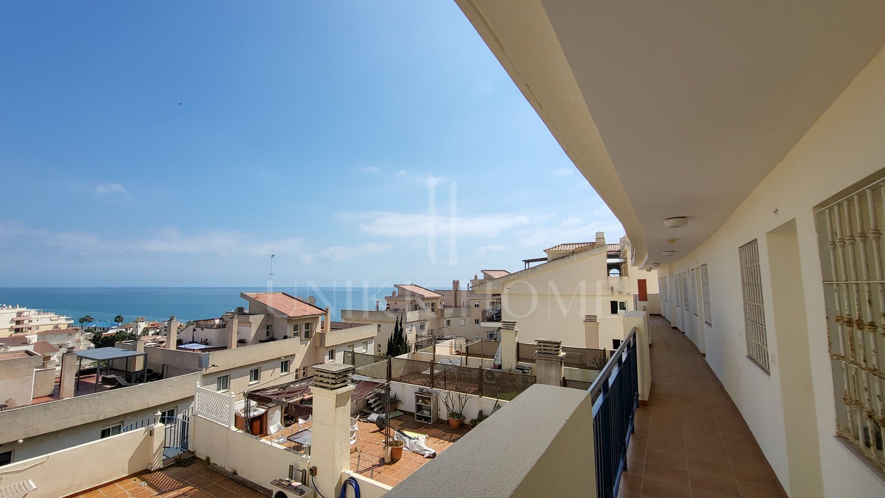 Corner Apartment – Benalmádena Bright 2-bed, 2-bath second-floor apartment with separate east-facing kitchen, spacious living area, and large west-facing glass-enclosed terrace with sea and mountain views. Garage and community pool included.