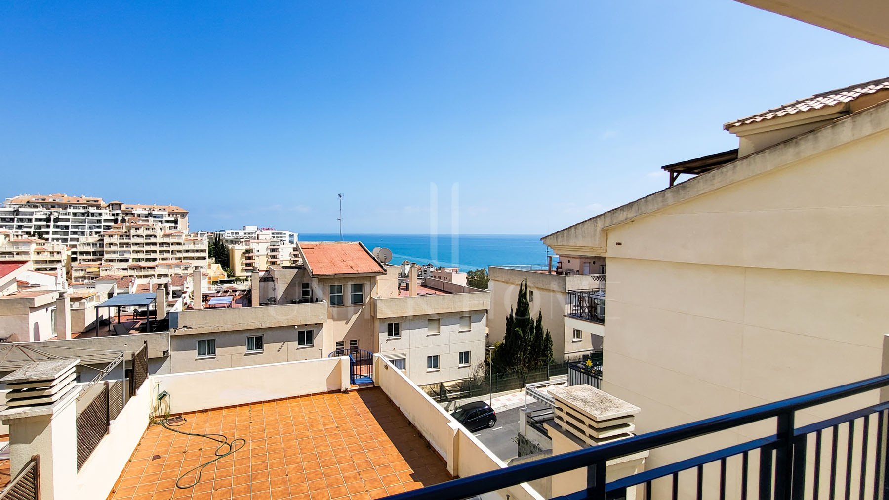 Corner Apartment – Benalmádena Bright 2-bed, 2-bath second-floor apartment with separate east-facing kitchen, spacious living area, and large west-facing glass-enclosed terrace with sea and mountain views. Garage and community pool included.