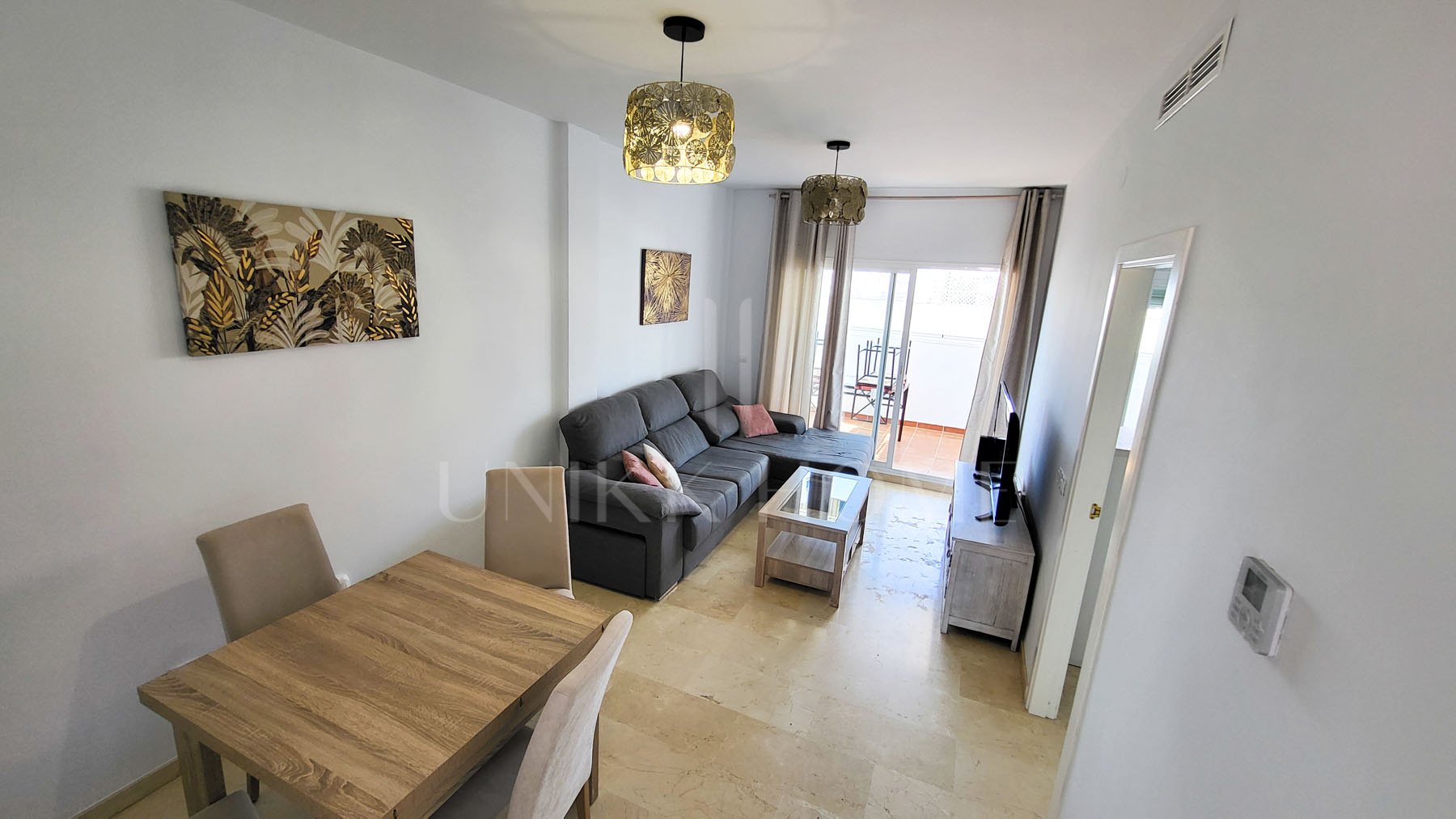 Corner Apartment – Benalmádena Bright 2-bed, 2-bath second-floor apartment with separate east-facing kitchen, spacious living area, and large west-facing glass-enclosed terrace with sea and mountain views. Garage and community pool included.