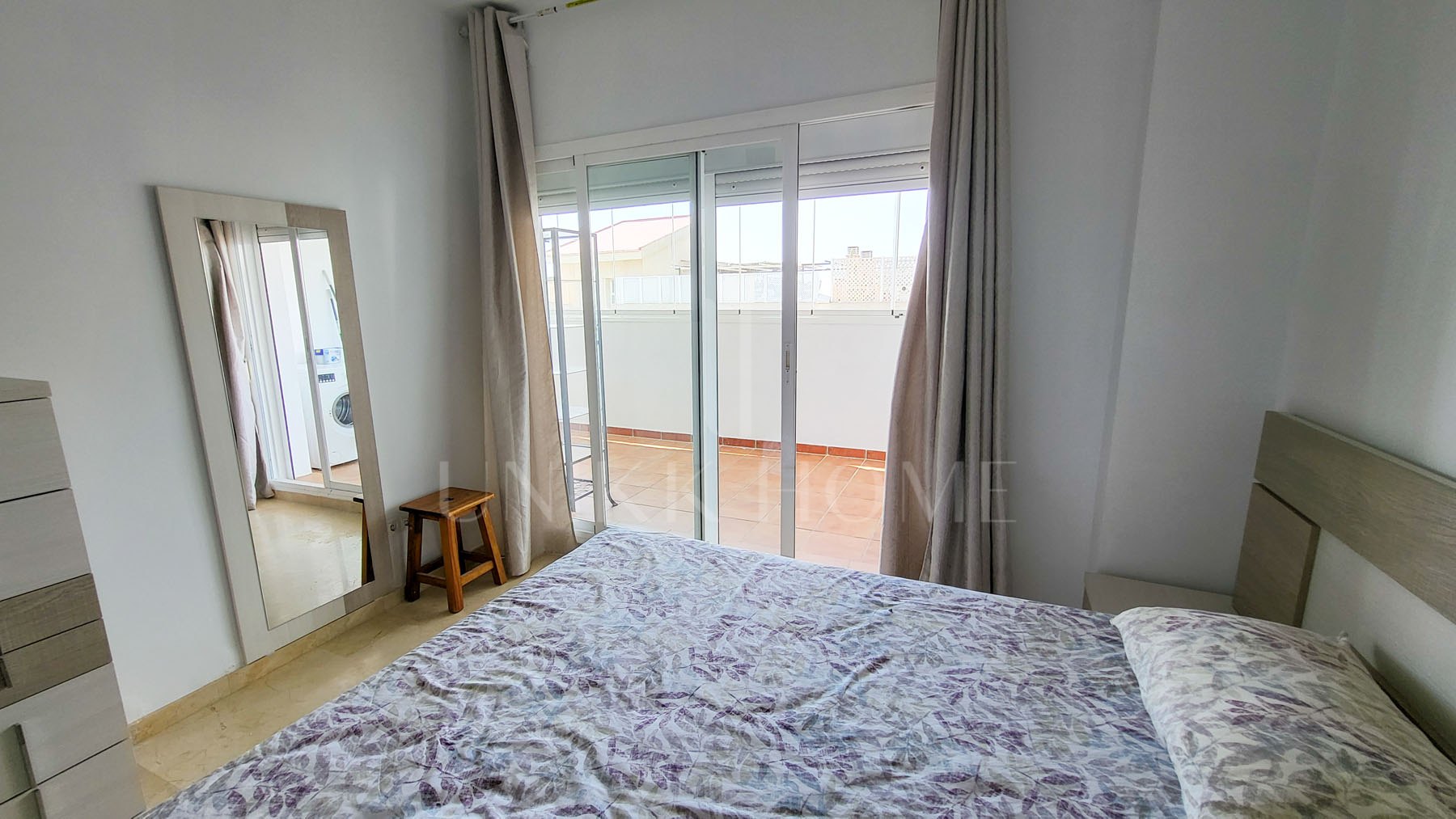 Corner Apartment – Benalmádena Bright 2-bed, 2-bath second-floor apartment with separate east-facing kitchen, spacious living area, and large west-facing glass-enclosed terrace with sea and mountain views. Garage and community pool included.