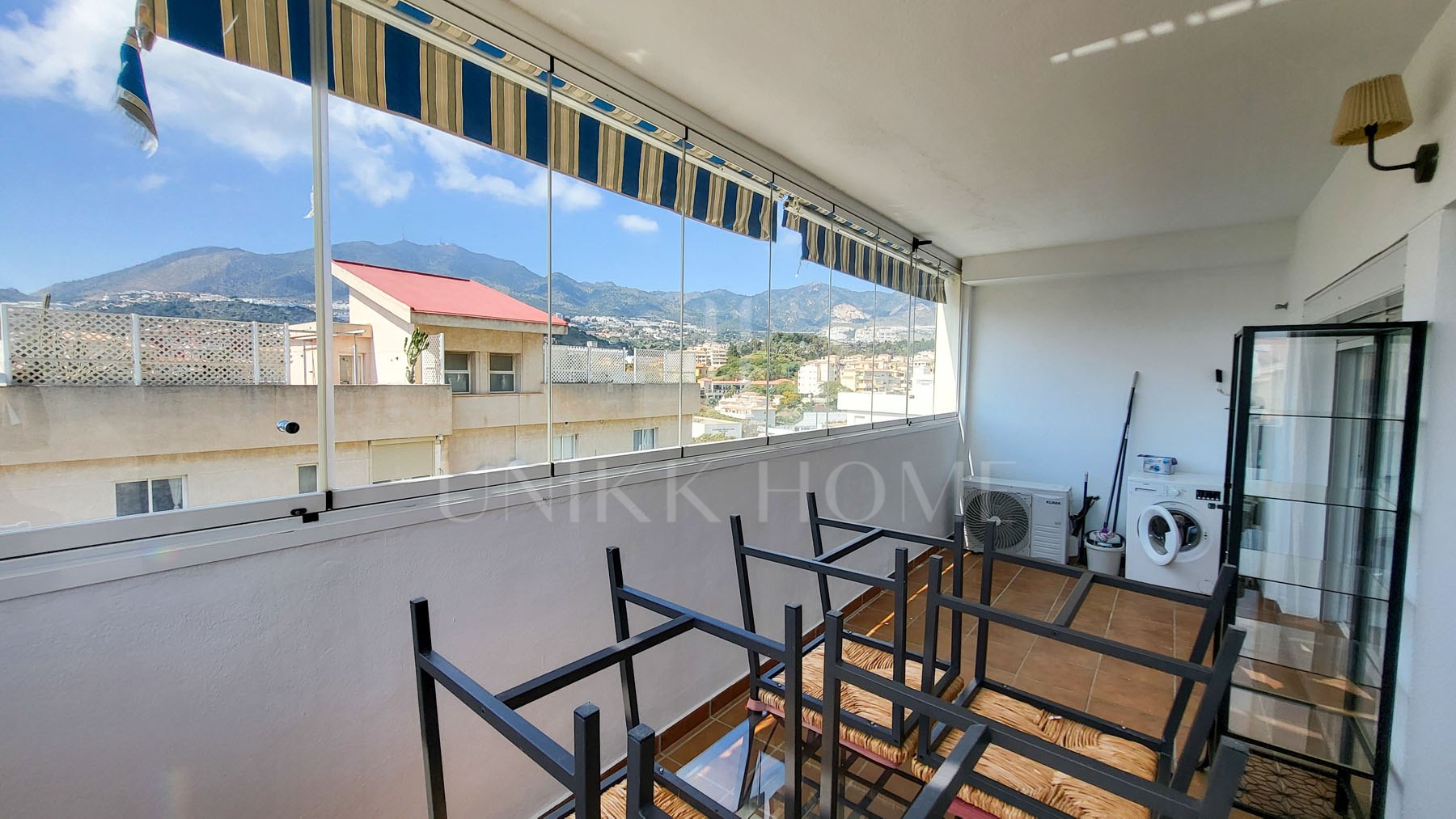 Corner Apartment – Benalmádena Bright 2-bed, 2-bath second-floor apartment with separate east-facing kitchen, spacious living area, and large west-facing glass-enclosed terrace with sea and mountain views. Garage and community pool included.