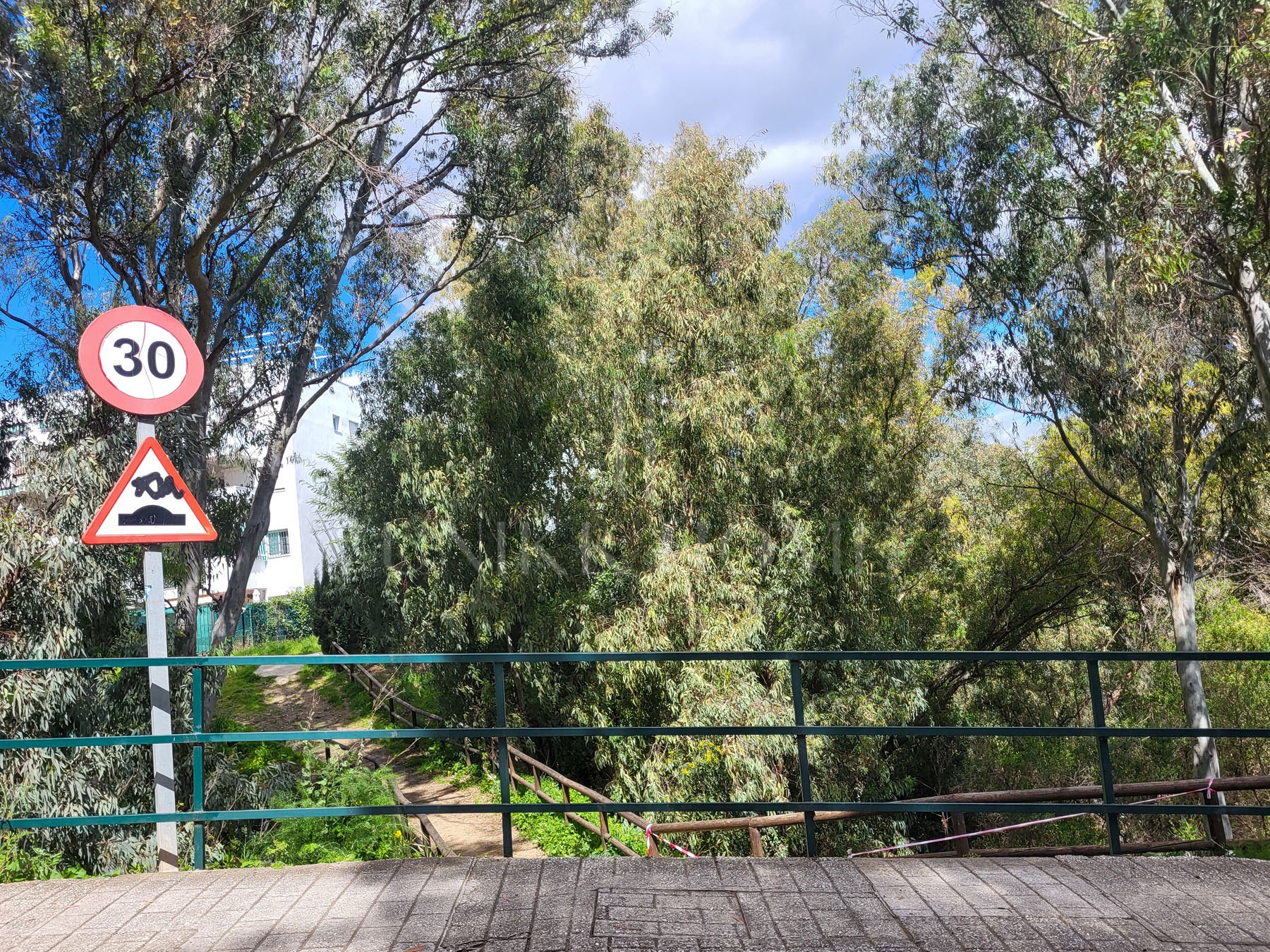 BRIGHT 2-BEDROOM PENTHOUSE WITH 55M² ROOFTOP TERRACE & TOURIST LICENCE.