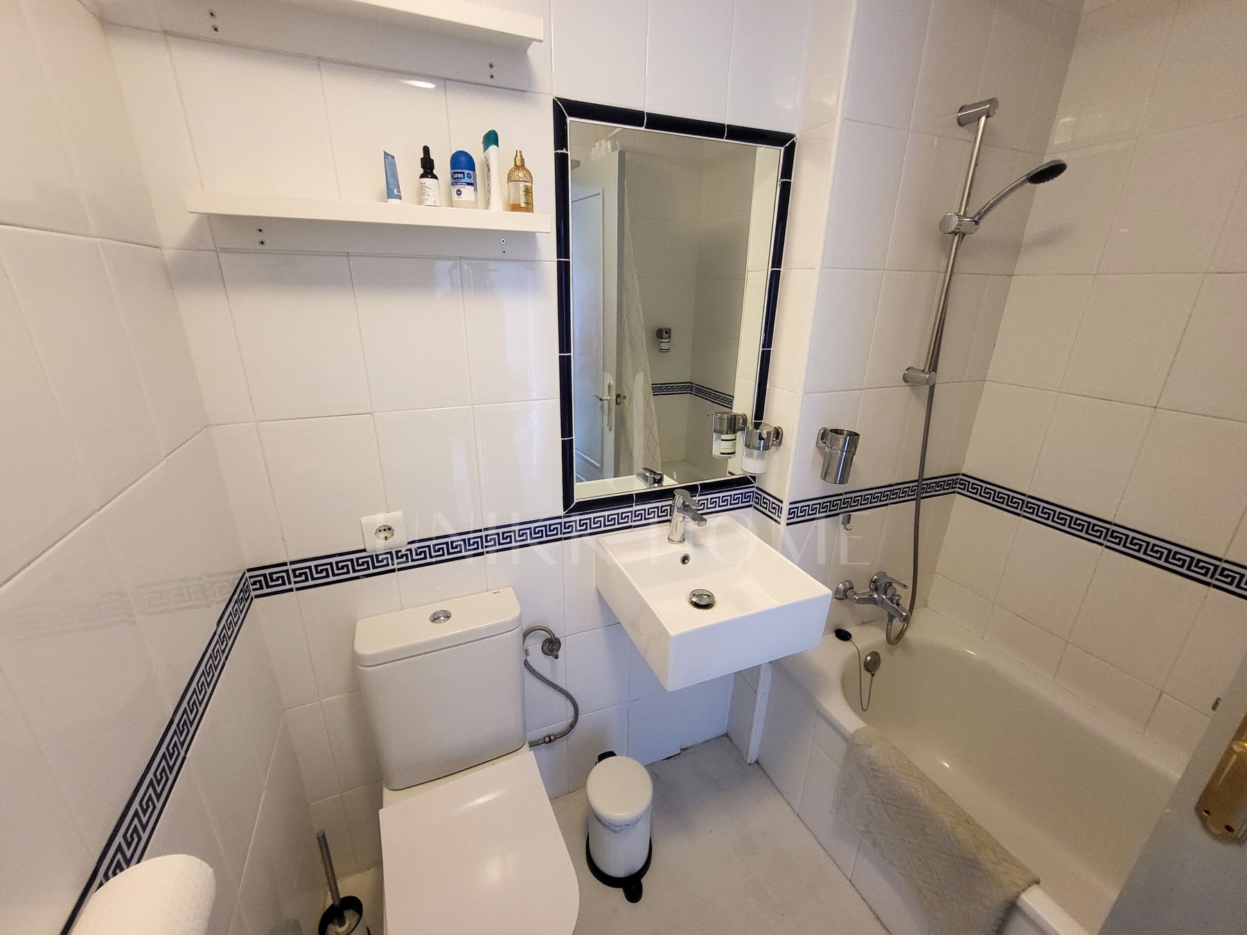 BRIGHT 2-BEDROOM PENTHOUSE WITH 55M² ROOFTOP TERRACE & TOURIST LICENCE.