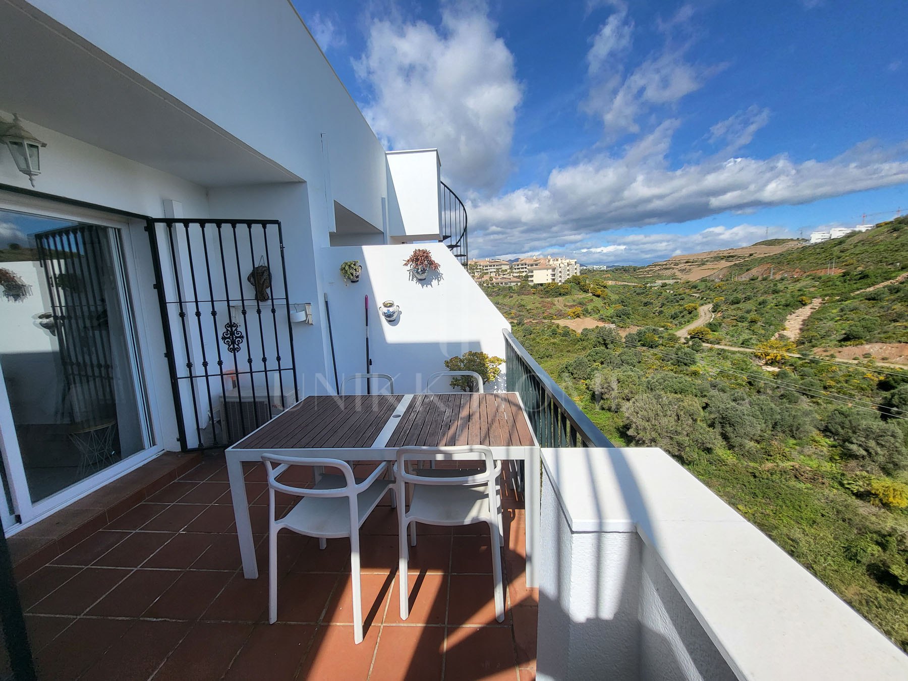 BRIGHT 2-BEDROOM PENTHOUSE WITH 55M² ROOFTOP TERRACE & TOURIST LICENCE.