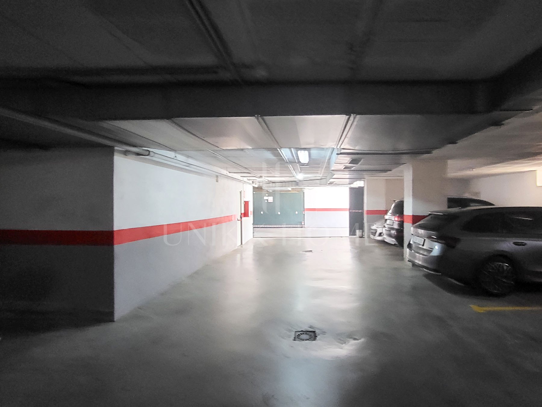 BRIGHT 2-BEDROOM PENTHOUSE WITH 55M² ROOFTOP TERRACE & TOURIST LICENCE.