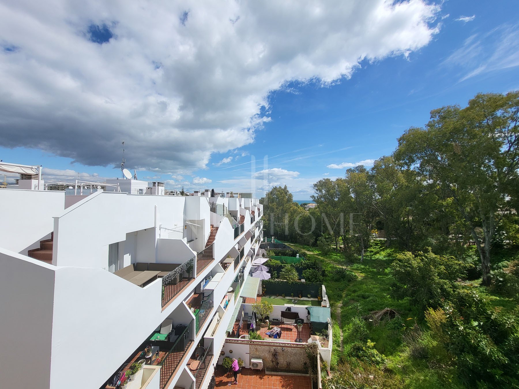 BRIGHT 2-BEDROOM PENTHOUSE WITH 55M² ROOFTOP TERRACE & TOURIST LICENCE.