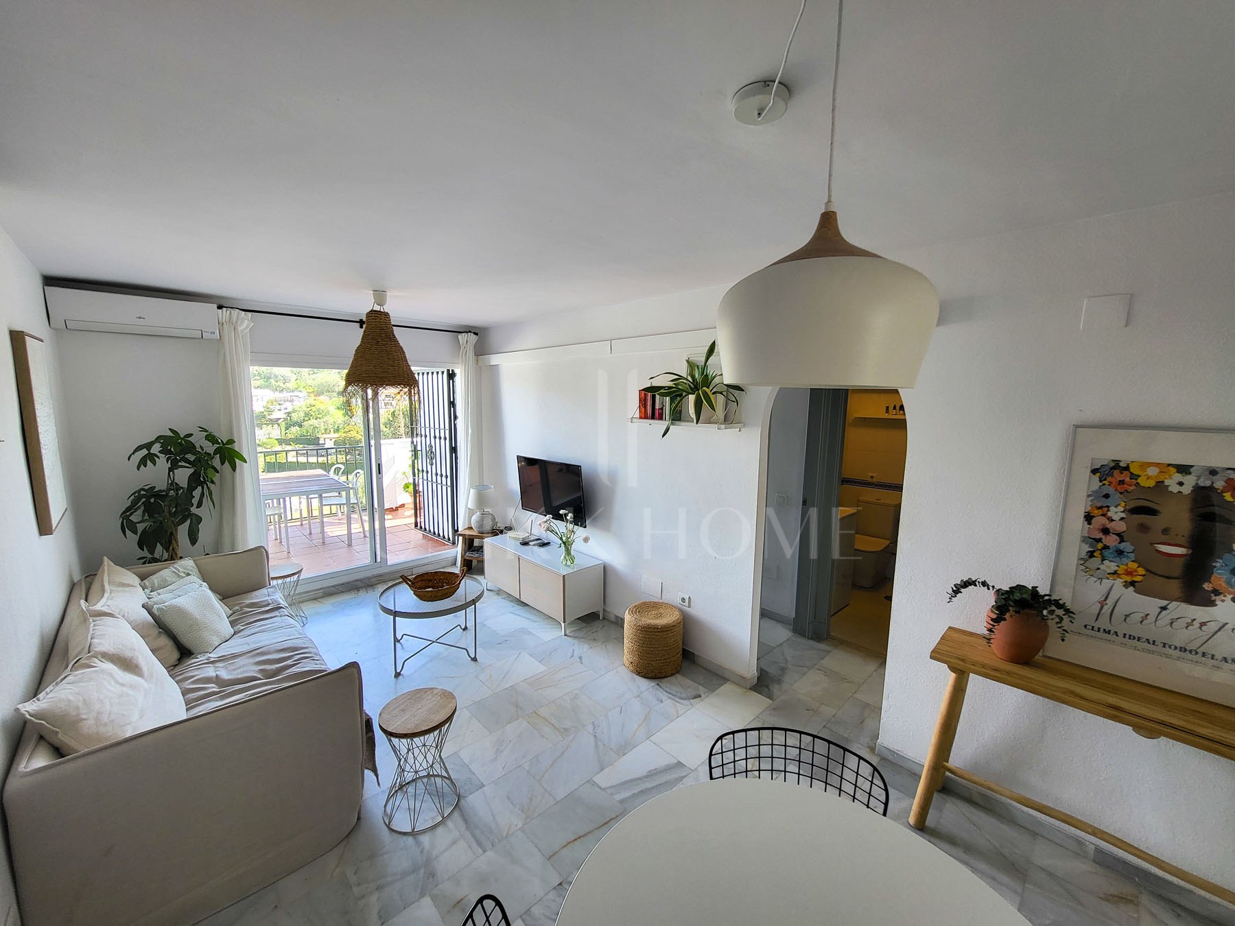 BRIGHT 2-BEDROOM PENTHOUSE WITH 55M² ROOFTOP TERRACE & TOURIST LICENCE.