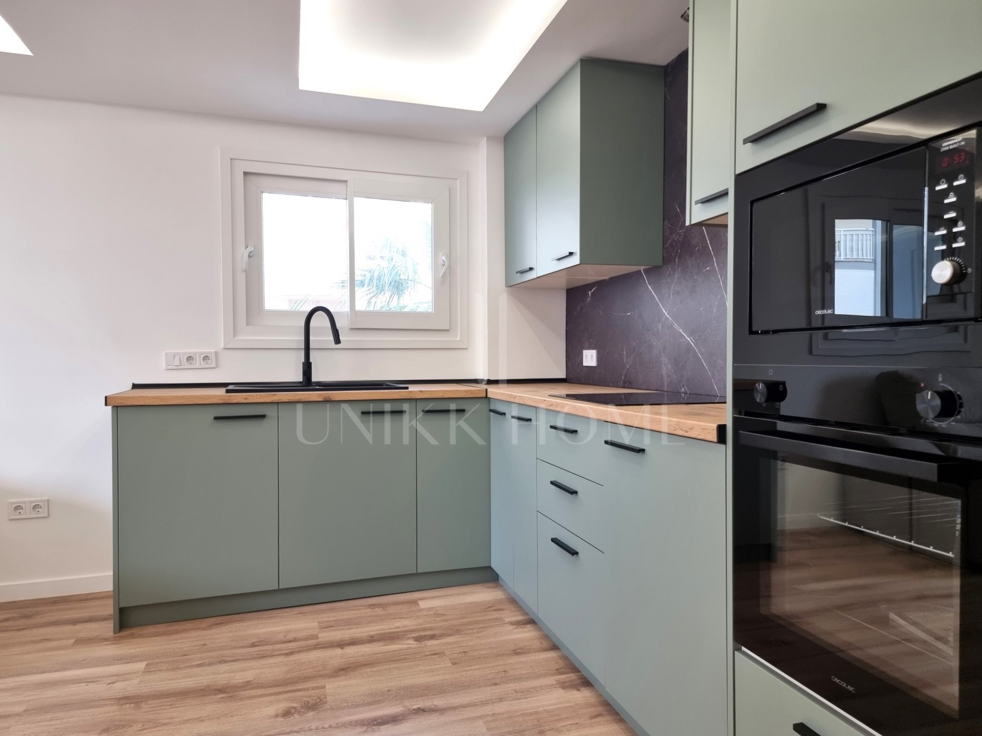 Stunning Fully Renovated 3 Bed Apartment With Sea View Just 50m from the Beach – Torreblanca, Fuengirola