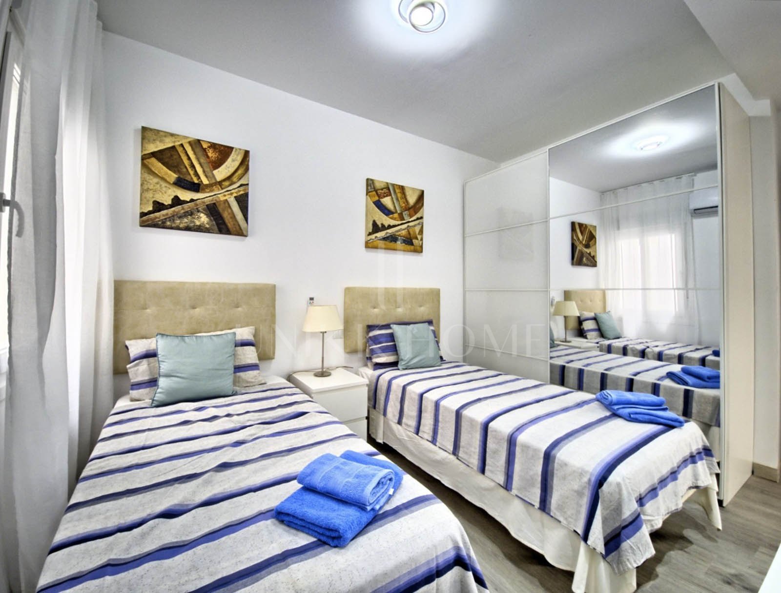 Precioso apartamento de 2 dormitorios reformado junto a la playa, en el corazón de Marbella.