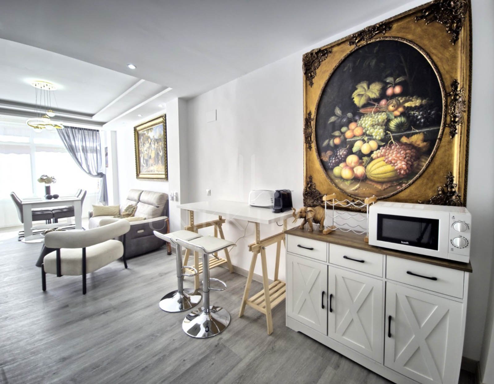 Precioso apartamento de 2 dormitorios reformado junto a la playa, en el corazón de Marbella.