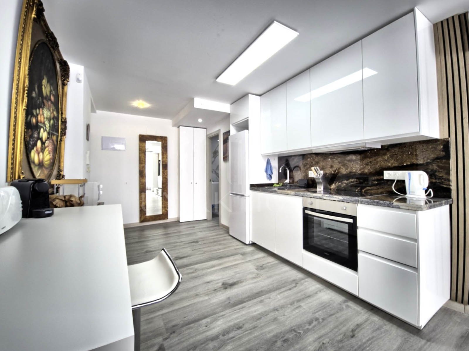 Precioso apartamento de 2 dormitorios reformado junto a la playa, en el corazón de Marbella.