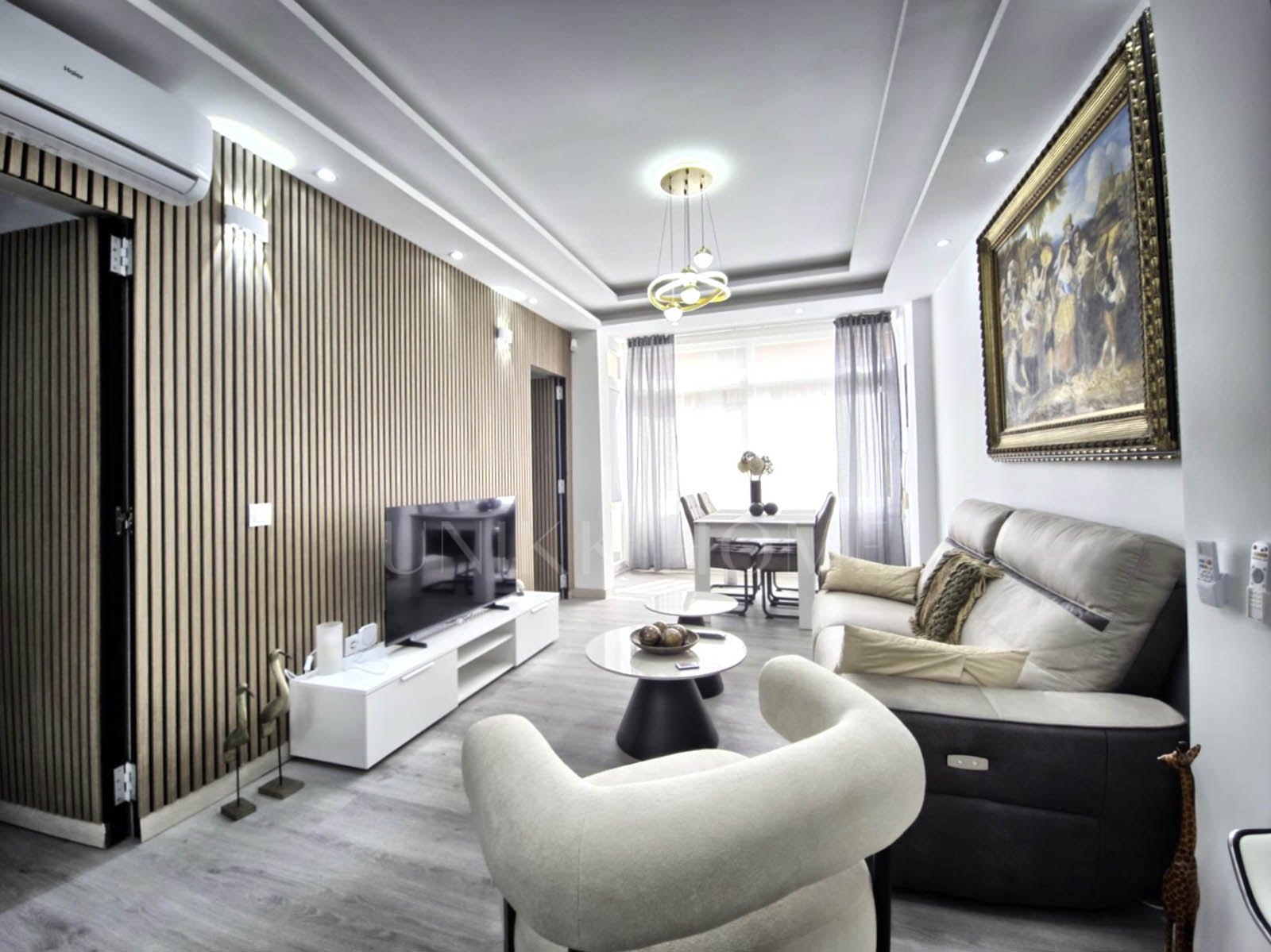 Precioso apartamento de 2 dormitorios reformado junto a la playa, en el corazón de Marbella.