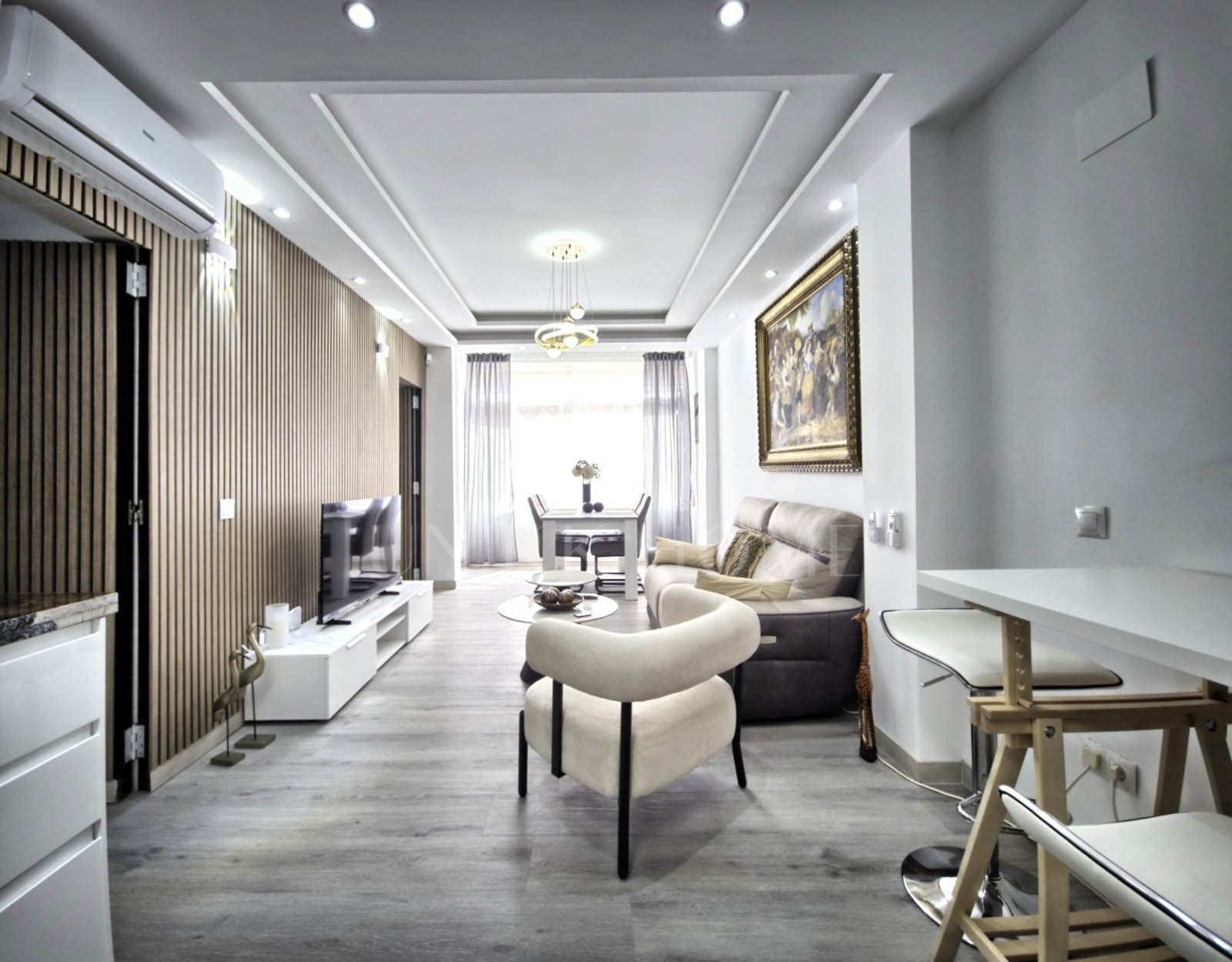 Precioso apartamento de 2 dormitorios reformado junto a la playa, en el corazón de Marbella.