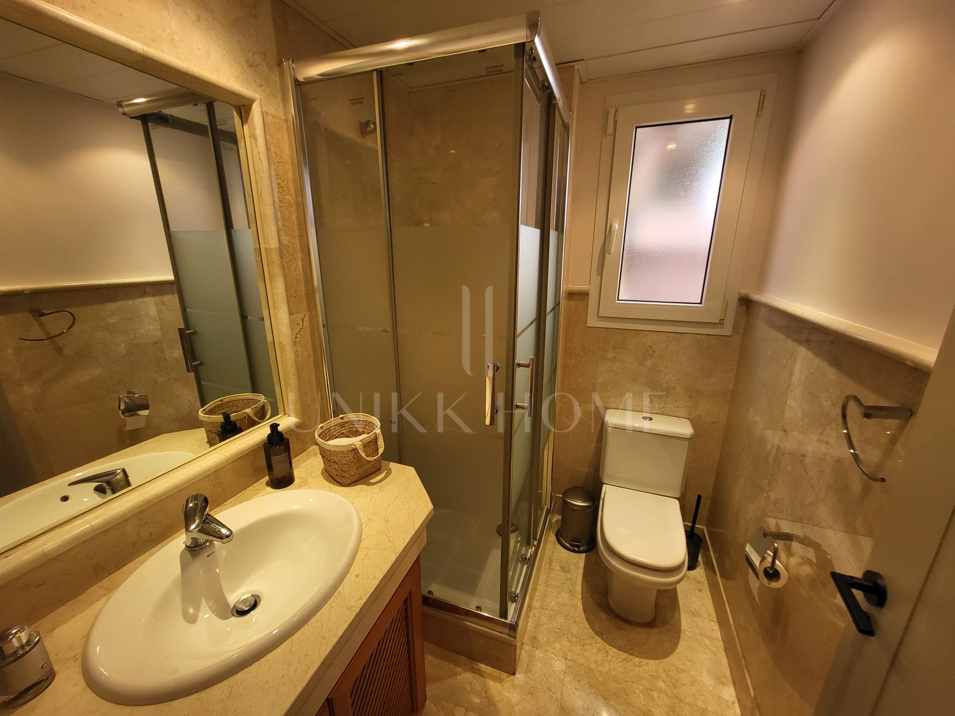 Luminoso apartamento en esquina de 3 dormitorios y 2 baños en Mijas Costa, con terraza y jardín. Suite principal, cocina totalmente equipada, parking, piscina, golf, cerca de la playa, Fuengirola y aeropuerto de Málaga.