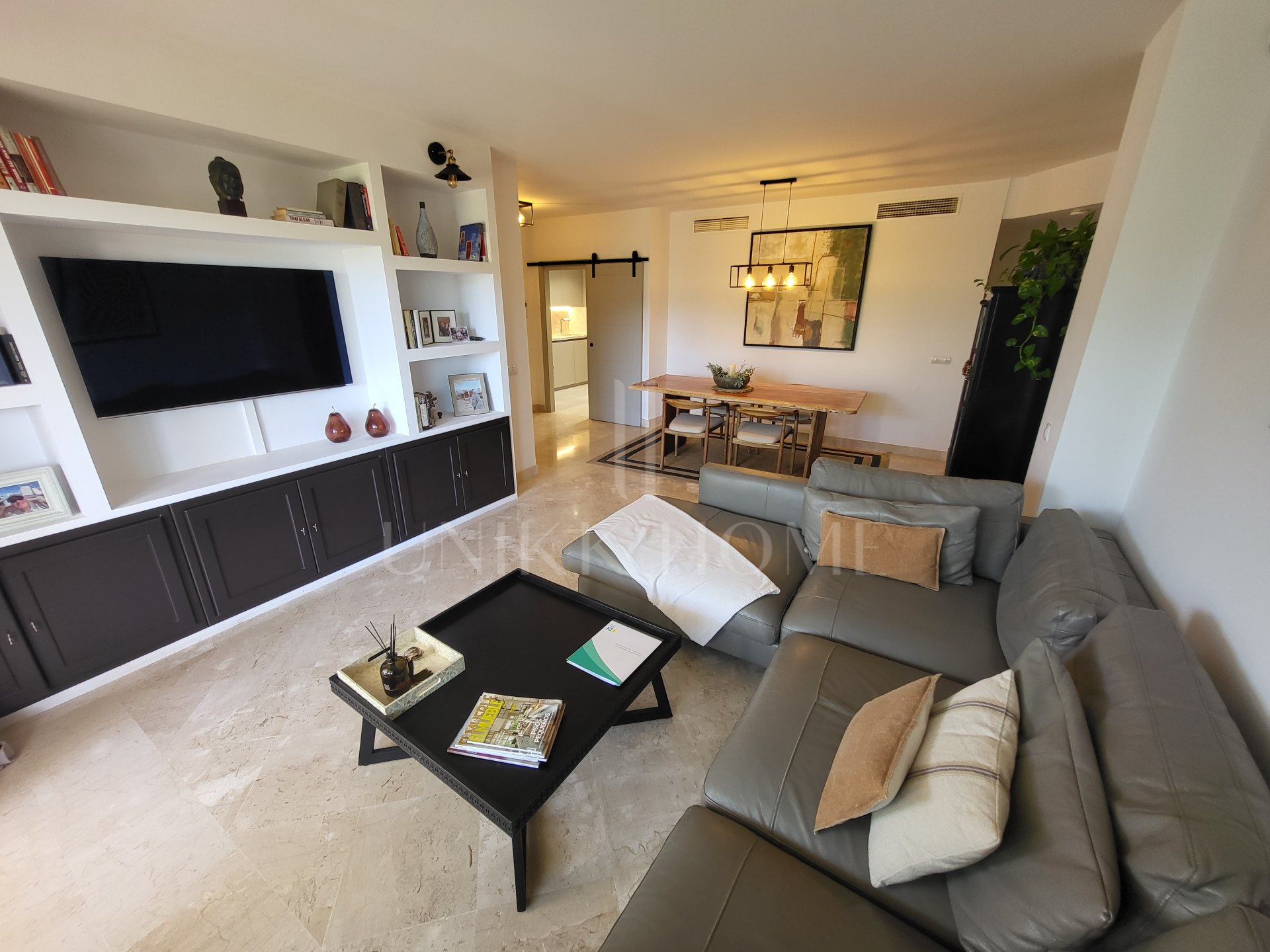 Luminoso apartamento en esquina de 3 dormitorios y 2 baños en Mijas Costa, con terraza y jardín. Suite principal, cocina totalmente equipada, parking, piscina, golf, cerca de la playa, Fuengirola y aeropuerto de Málaga.