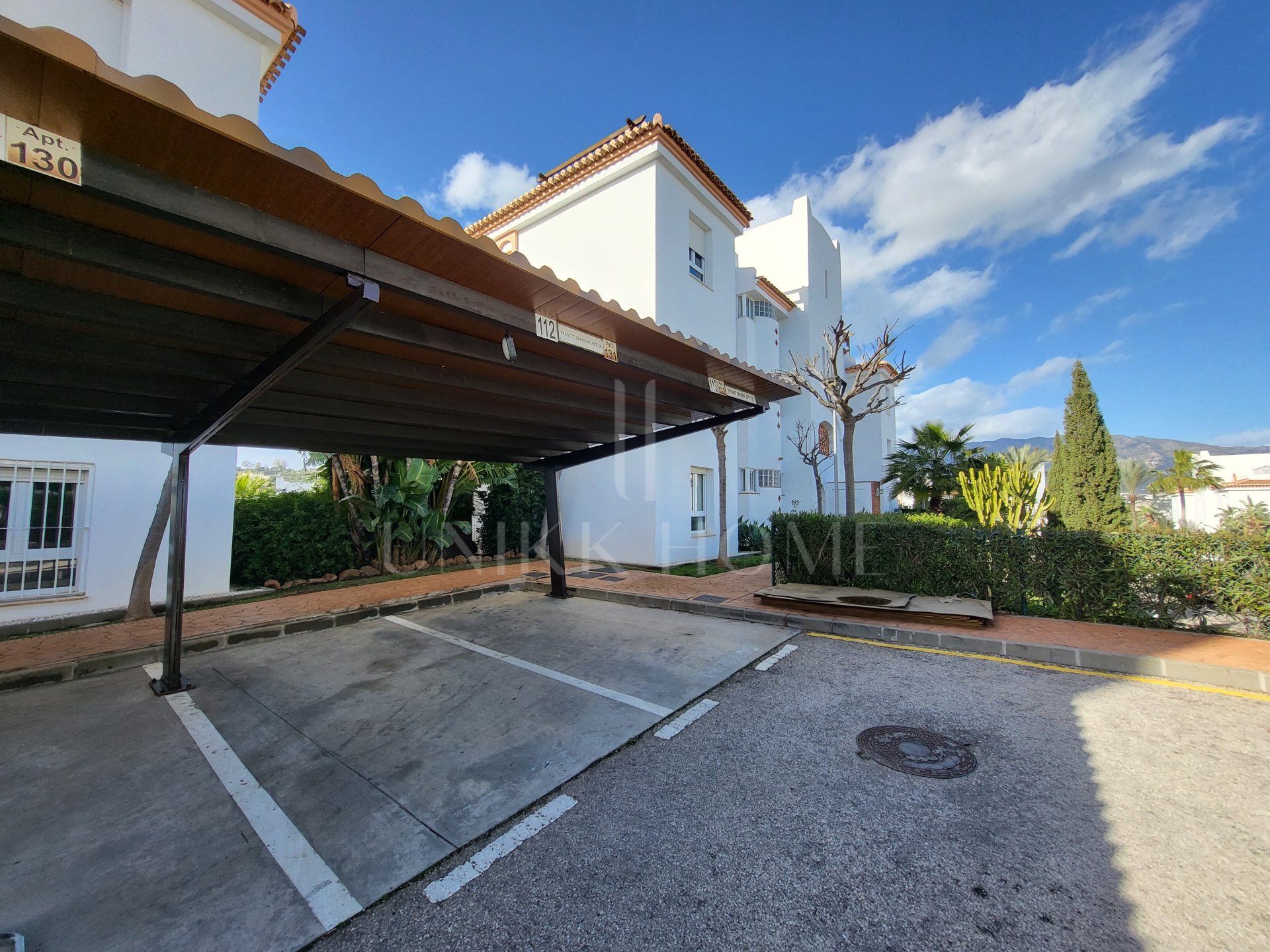 Luminoso apartamento en esquina de 3 dormitorios y 2 baños en Mijas Costa, con terraza y jardín. Suite principal, cocina totalmente equipada, parking, piscina, golf, cerca de la playa, Fuengirola y aeropuerto de Málaga.