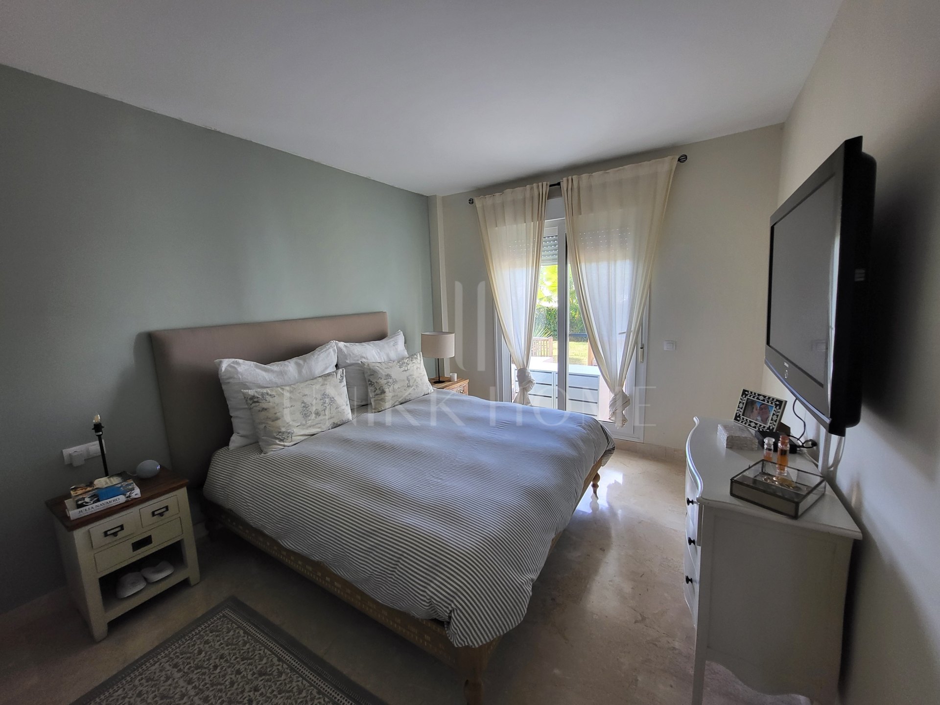 Luminoso apartamento en esquina de 3 dormitorios y 2 baños en Mijas Costa, con terraza y jardín. Suite principal, cocina totalmente equipada, parking, piscina, golf, cerca de la playa, Fuengirola y aeropuerto de Málaga.