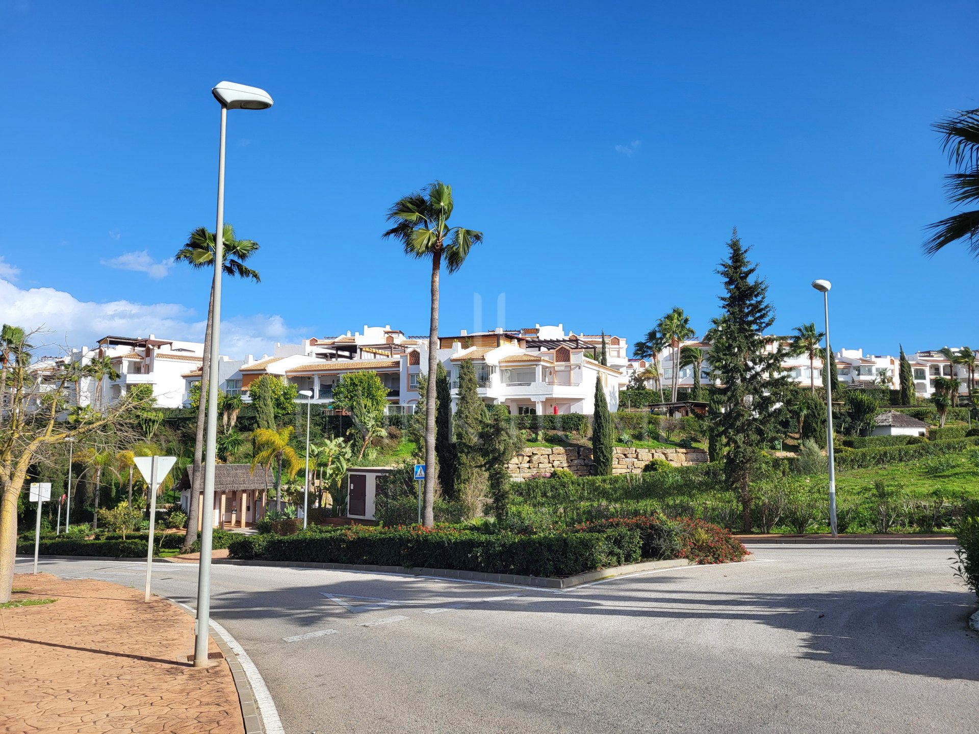 Luminoso apartamento en esquina de 3 dormitorios y 2 baños en Mijas Costa, con terraza y jardín. Suite principal, cocina totalmente equipada, parking, piscina, golf, cerca de la playa, Fuengirola y aeropuerto de Málaga.