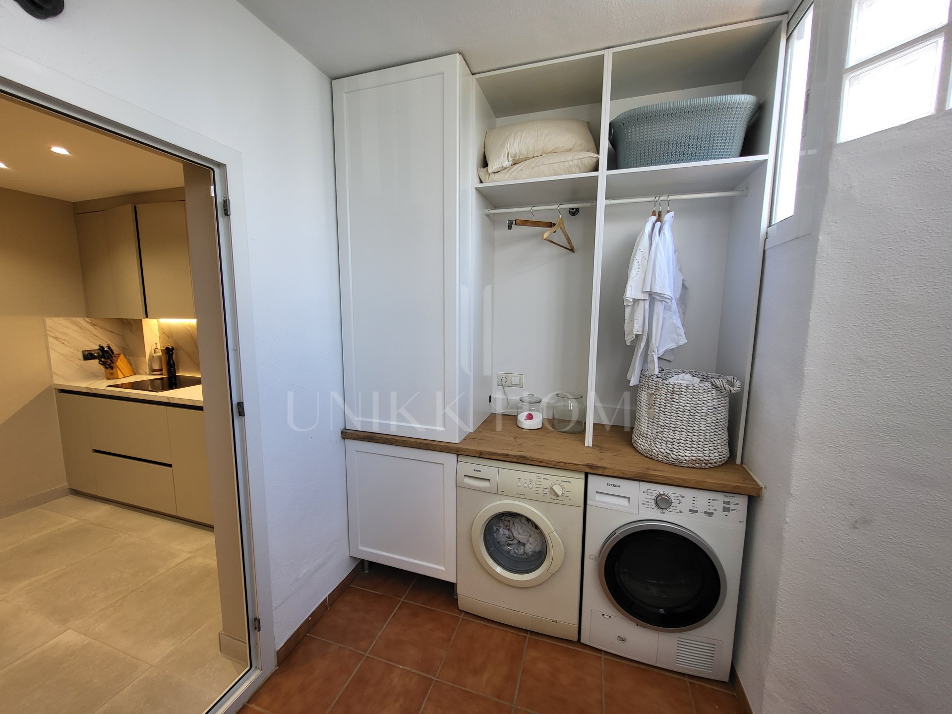 Luminoso apartamento en esquina de 3 dormitorios y 2 baños en Mijas Costa, con terraza y jardín. Suite principal, cocina totalmente equipada, parking, piscina, golf, cerca de la playa, Fuengirola y aeropuerto de Málaga.