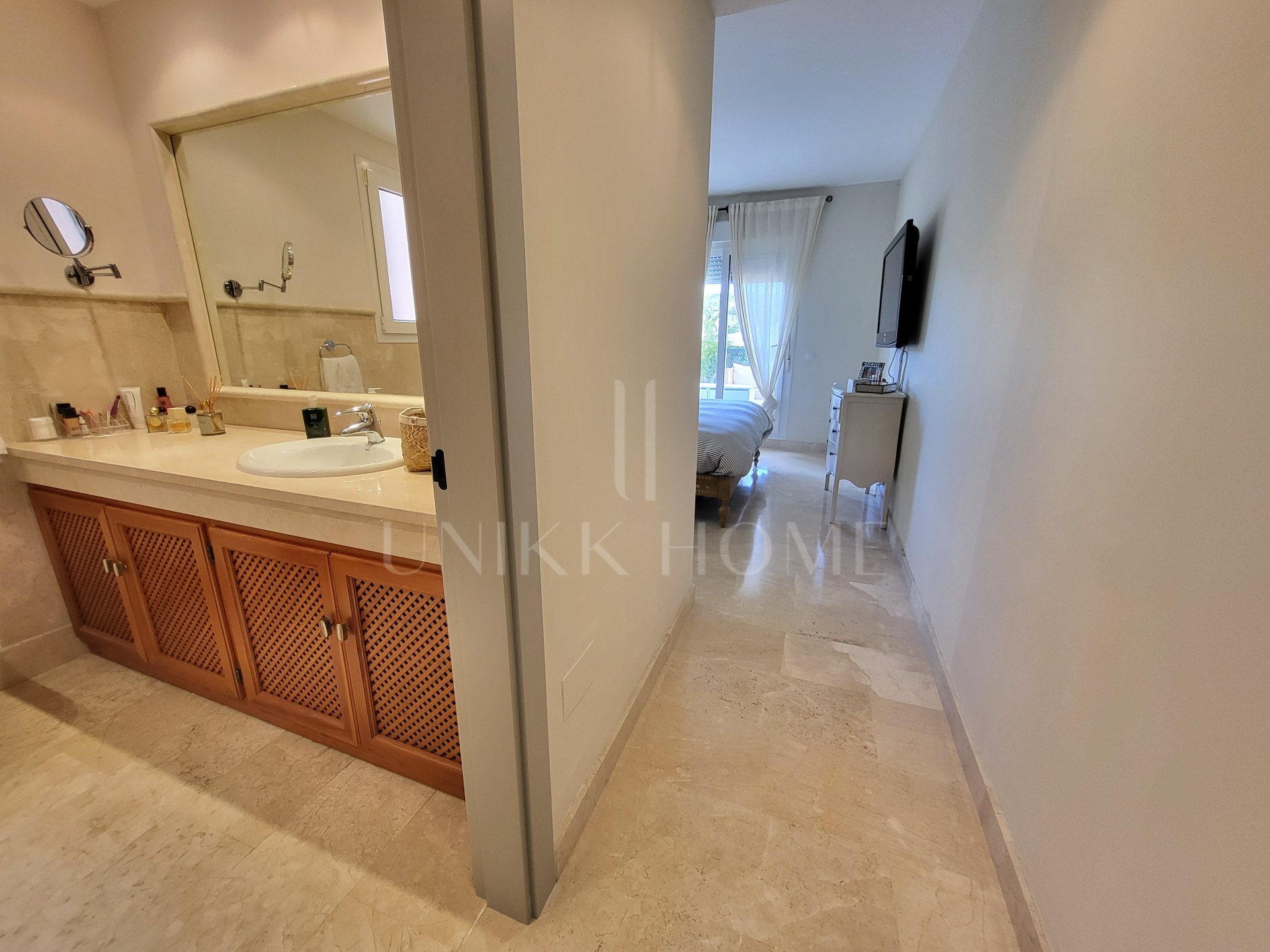 Luminoso apartamento en esquina de 3 dormitorios y 2 baños en Mijas Costa, con terraza y jardín. Suite principal, cocina totalmente equipada, parking, piscina, golf, cerca de la playa, Fuengirola y aeropuerto de Málaga.