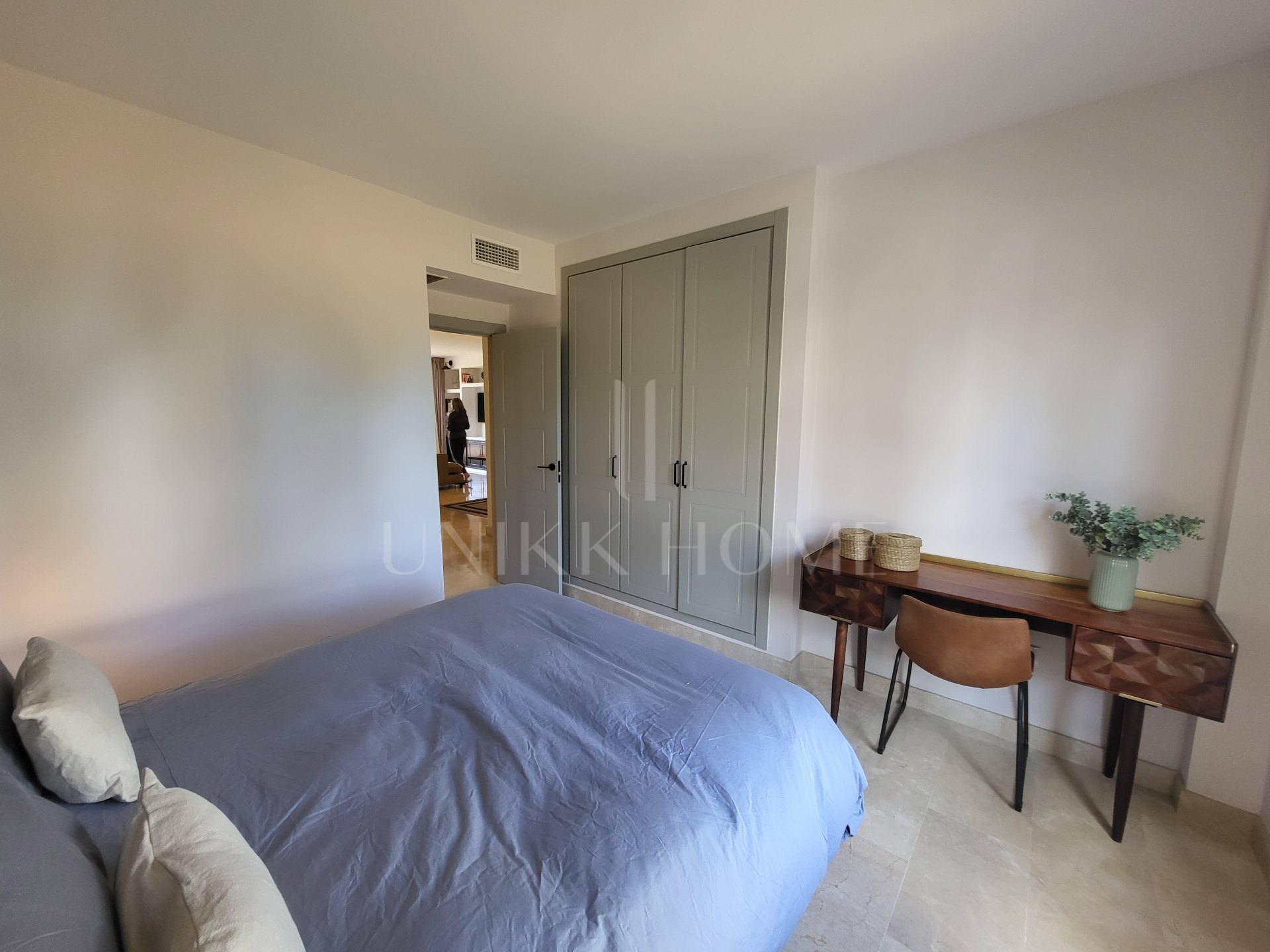 Luminoso apartamento en esquina de 3 dormitorios y 2 baños en Mijas Costa, con terraza y jardín. Suite principal, cocina totalmente equipada, parking, piscina, golf, cerca de la playa, Fuengirola y aeropuerto de Málaga.