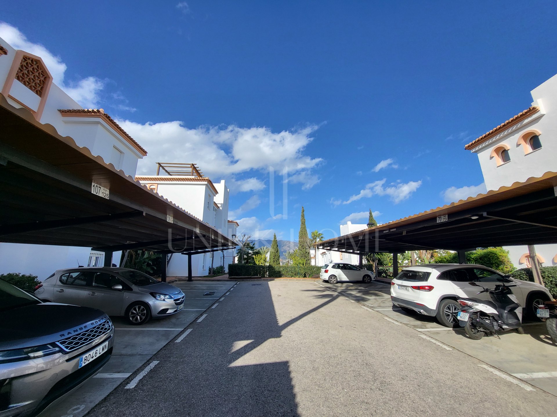 Luminoso apartamento en esquina de 3 dormitorios y 2 baños en Mijas Costa, con terraza y jardín. Suite principal, cocina totalmente equipada, parking, piscina, golf, cerca de la playa, Fuengirola y aeropuerto de Málaga.