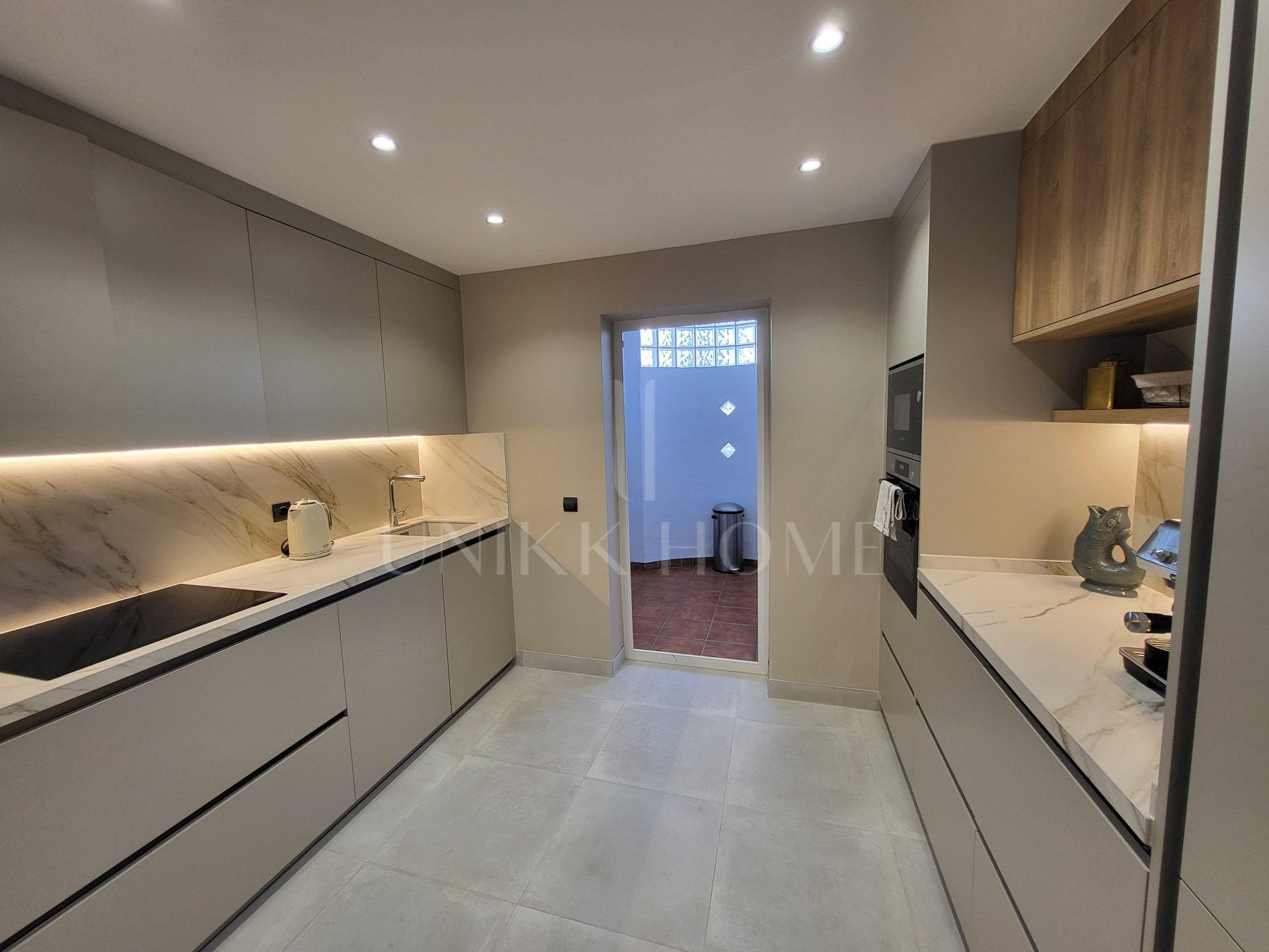 Luminoso apartamento en esquina de 3 dormitorios y 2 baños en Mijas Costa, con terraza y jardín. Suite principal, cocina totalmente equipada, parking, piscina, golf, cerca de la playa, Fuengirola y aeropuerto de Málaga.