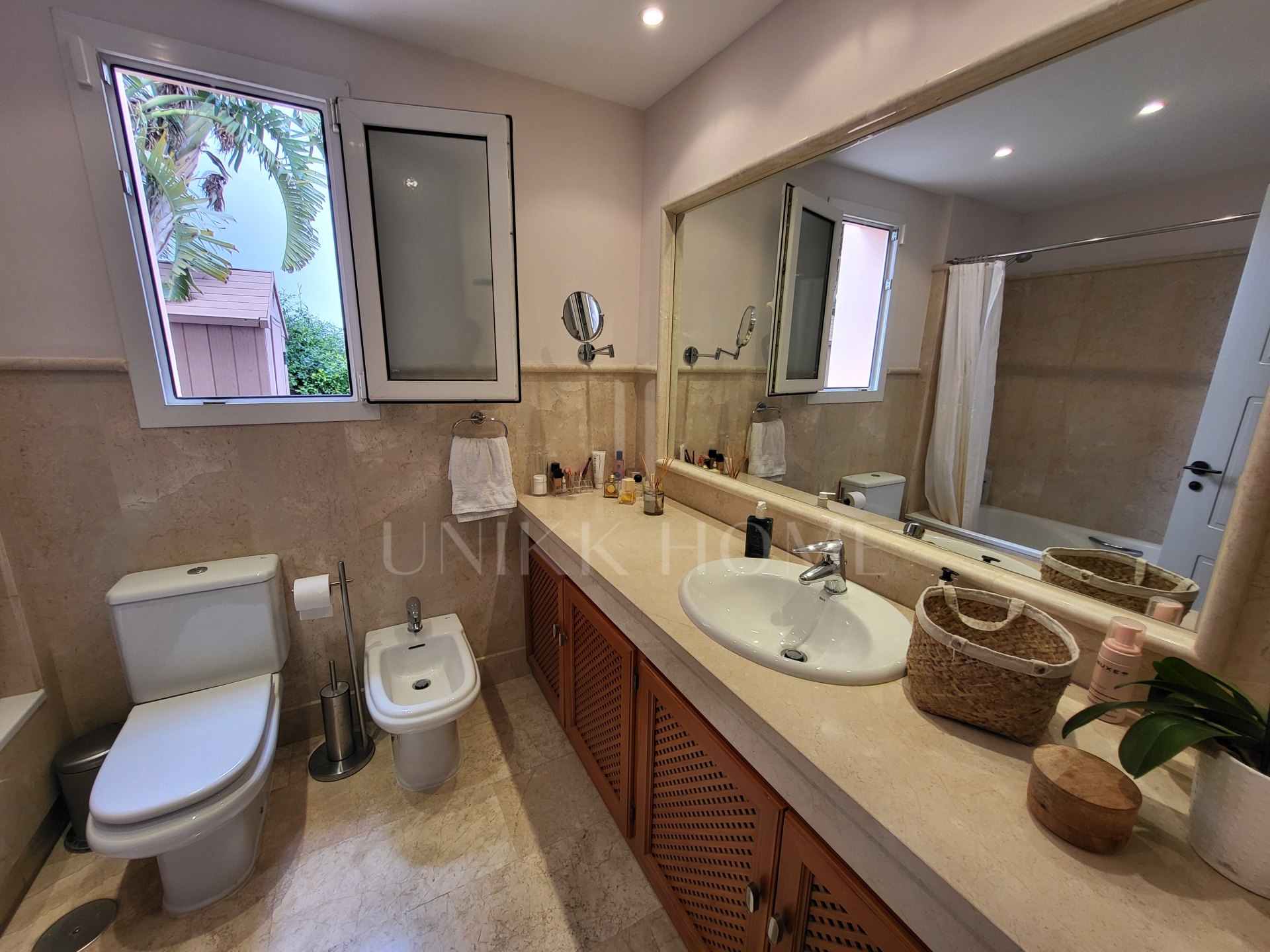 Luminoso apartamento en esquina de 3 dormitorios y 2 baños en Mijas Costa, con terraza y jardín. Suite principal, cocina totalmente equipada, parking, piscina, golf, cerca de la playa, Fuengirola y aeropuerto de Málaga.