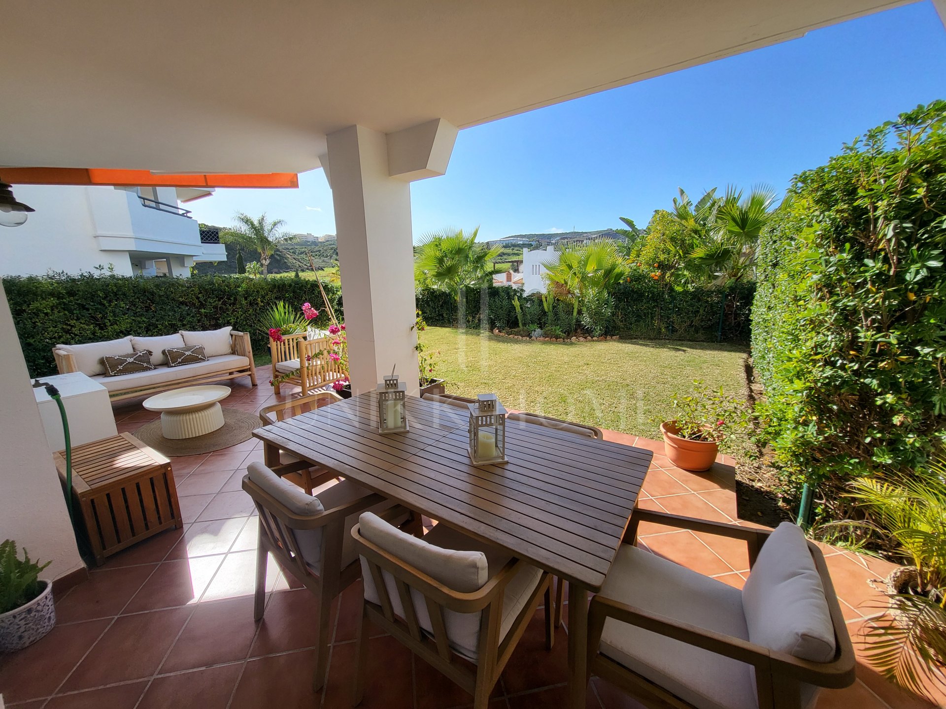 Luminoso apartamento en esquina de 3 dormitorios y 2 baños en Mijas Costa, con terraza y jardín. Suite principal, cocina totalmente equipada, parking, piscina, golf, cerca de la playa, Fuengirola y aeropuerto de Málaga.