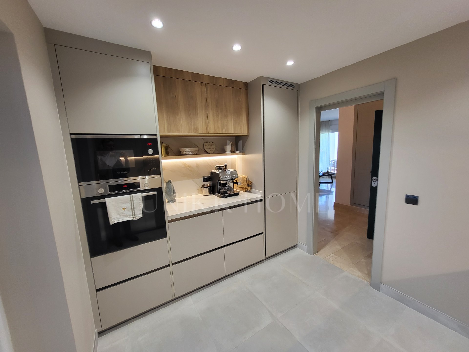 Luminoso apartamento en esquina de 3 dormitorios y 2 baños en Mijas Costa, con terraza y jardín. Suite principal, cocina totalmente equipada, parking, piscina, golf, cerca de la playa, Fuengirola y aeropuerto de Málaga.