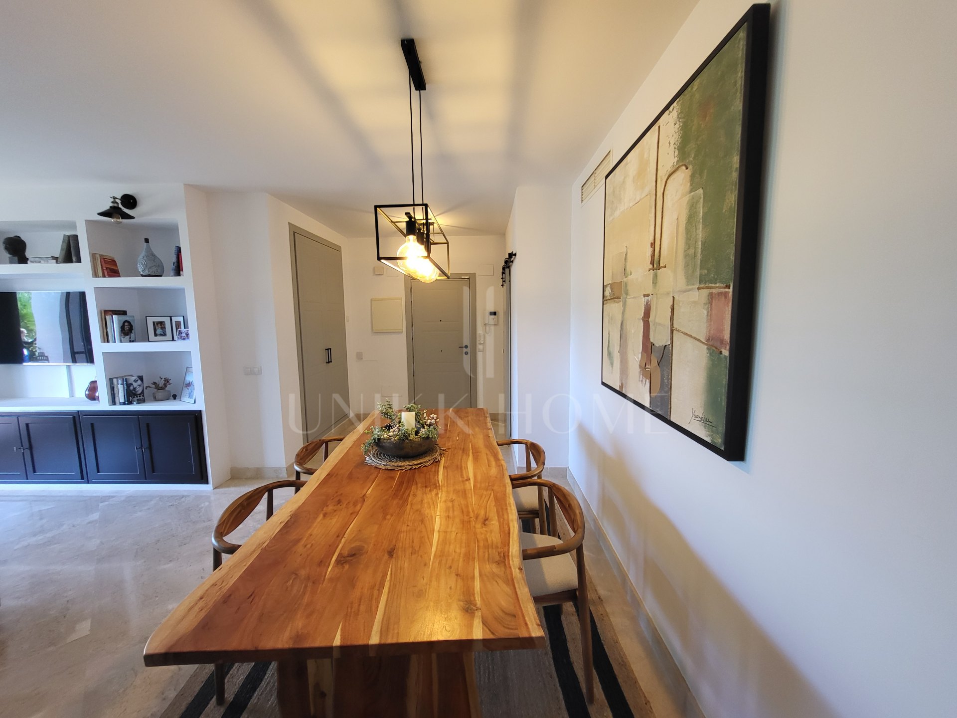 Luminoso apartamento en esquina de 3 dormitorios y 2 baños en Mijas Costa, con terraza y jardín. Suite principal, cocina totalmente equipada, parking, piscina, golf, cerca de la playa, Fuengirola y aeropuerto de Málaga.