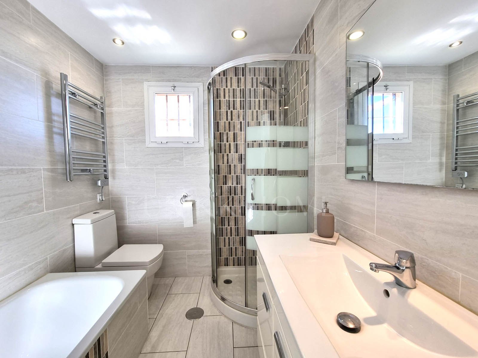 IMPRESIONANTE ÁTICO DÚPLEX TOTALMENTE RENOVADO CON VISTAS AL MAR – CALAHONDA, JUNTO A LA PLAYA