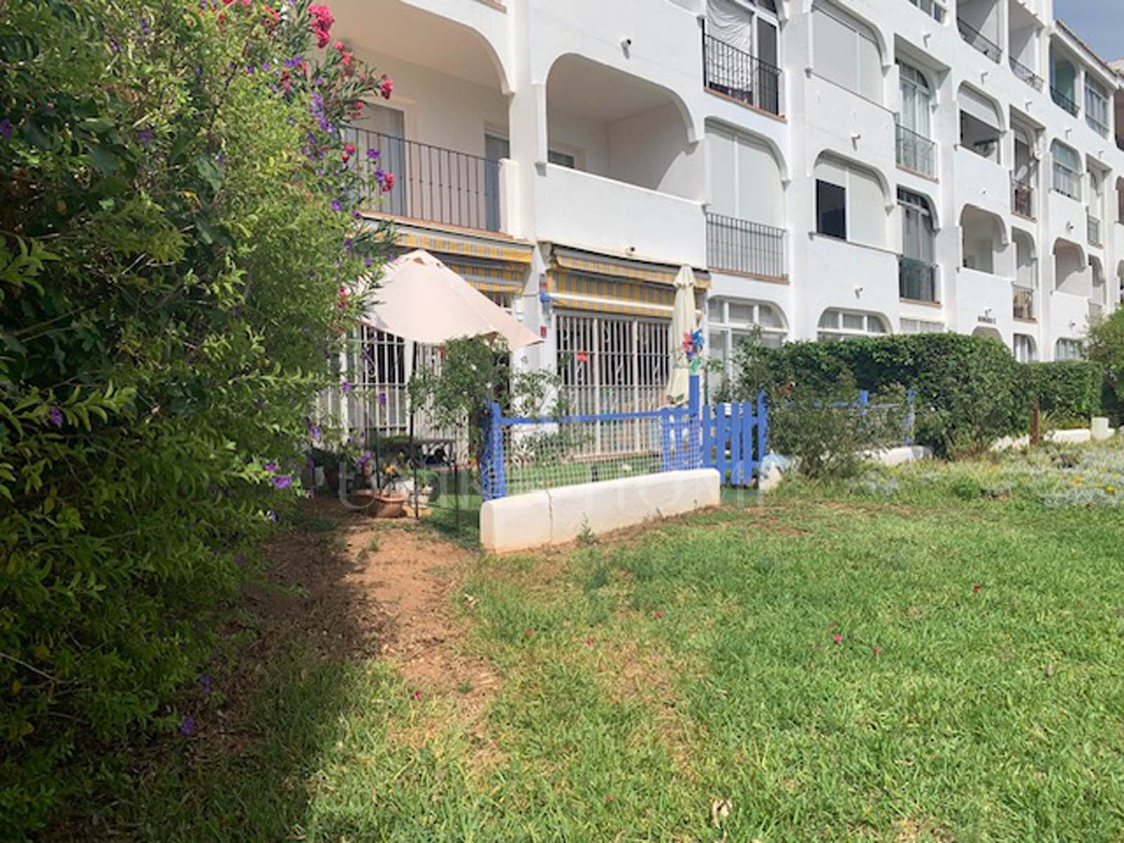 Apartamento con jardín, a pocos pasos de la playa en Calypso, Calahonda