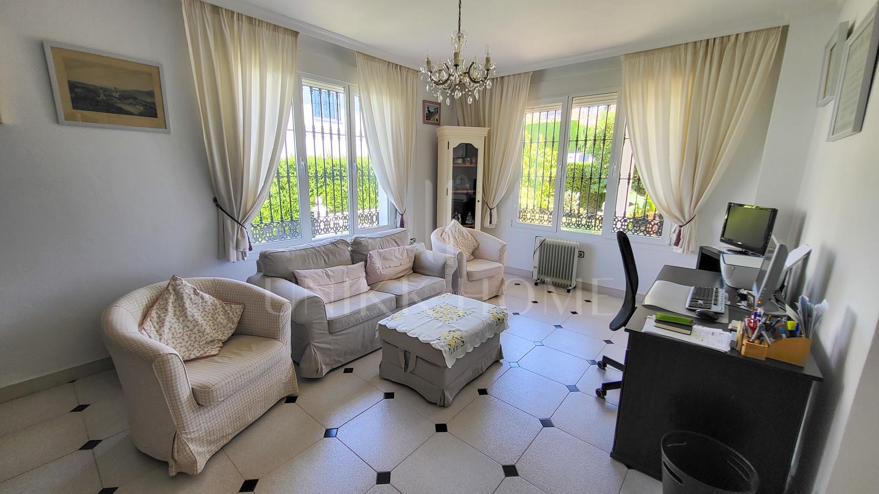 Elegante villa en Elviria con impresionantes vistas panorámicas