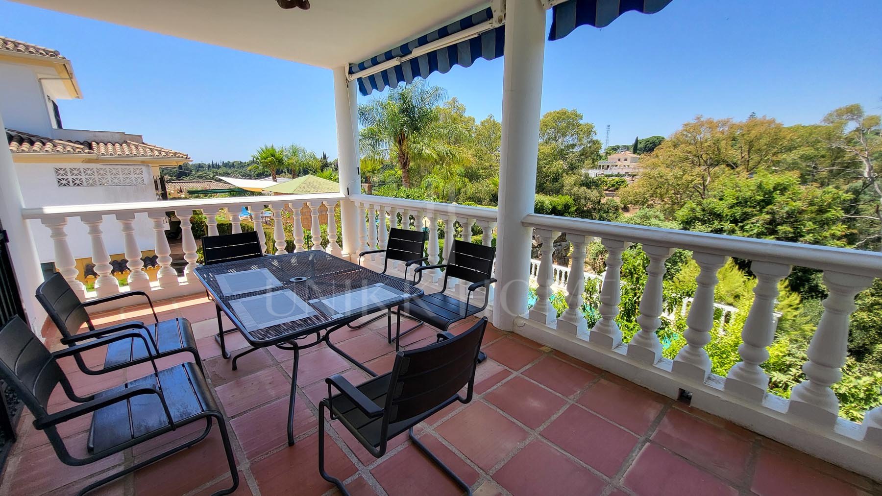 Elegante villa en Elviria con impresionantes vistas panorámicas