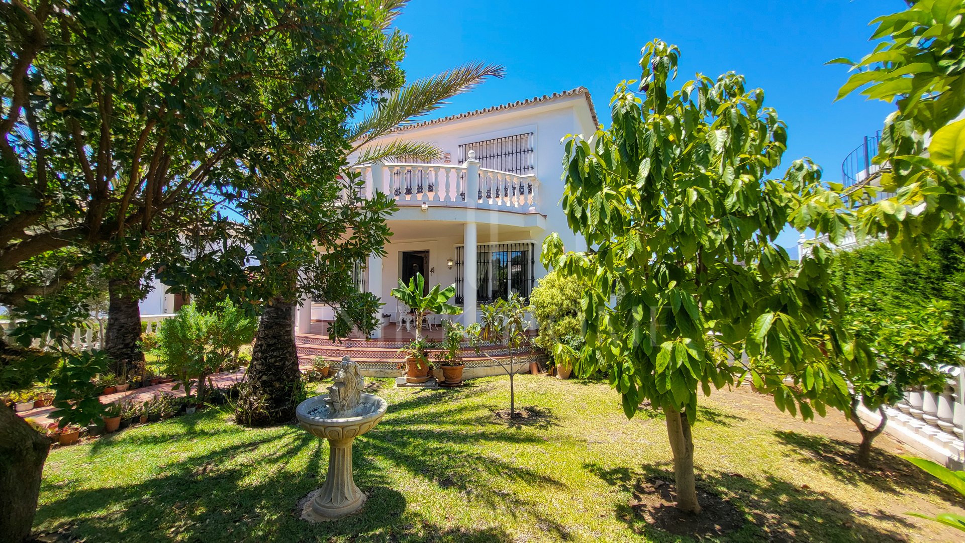 Elegante villa en Elviria con impresionantes vistas panorámicas