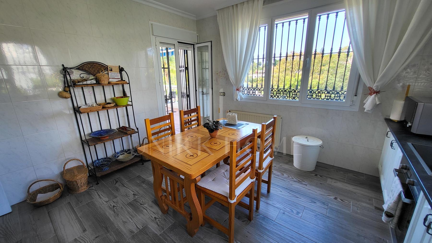 Elegante villa en Elviria con impresionantes vistas panorámicas