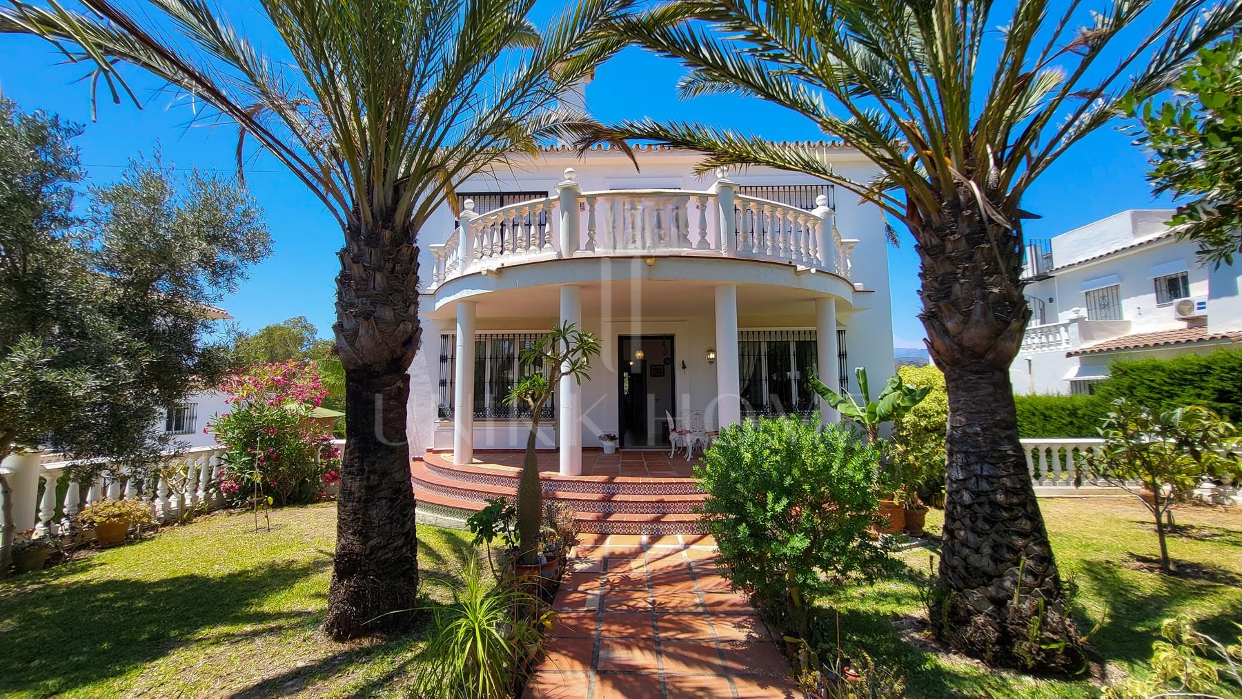 Elegante villa en Elviria con impresionantes vistas panorámicas