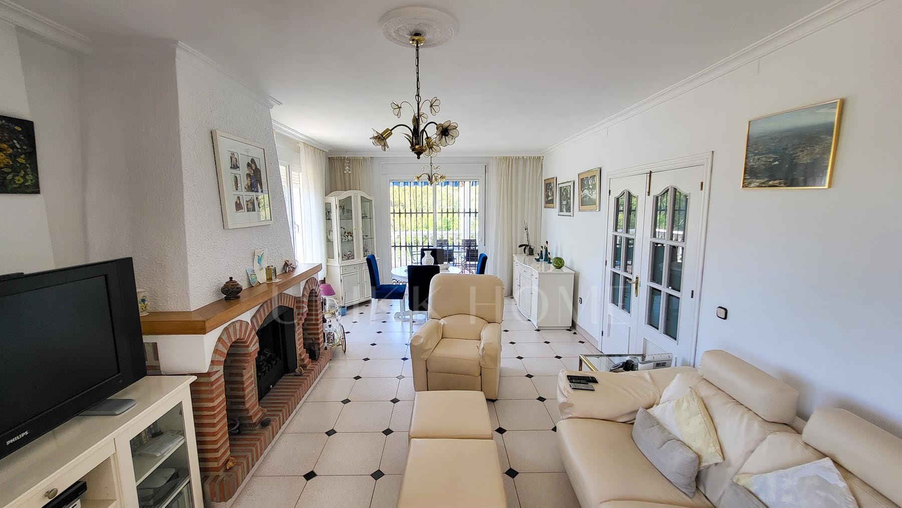 Elegante villa en Elviria con impresionantes vistas panorámicas