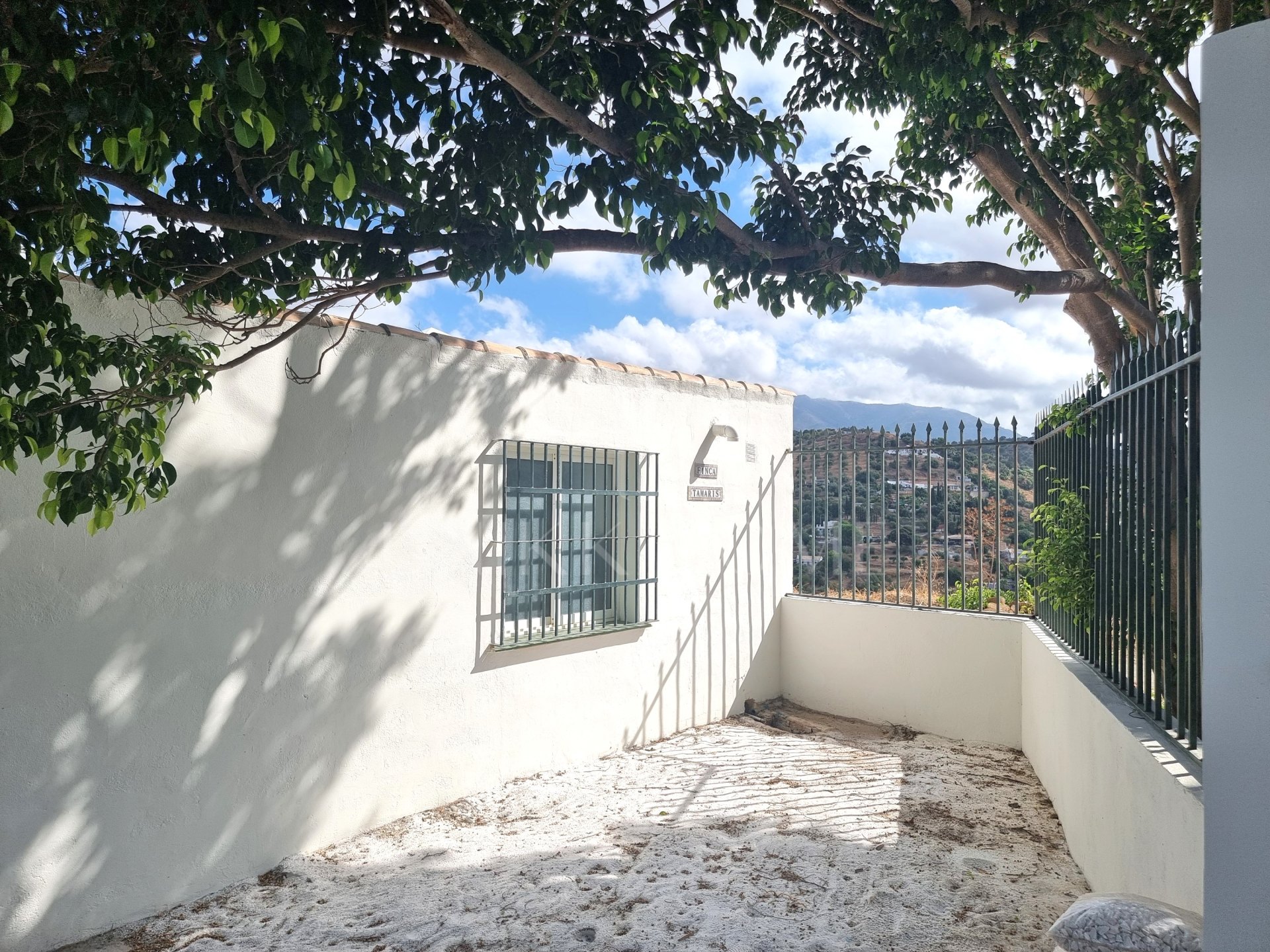Charming Refurbished Finca with Pool & Fruit Orchard – Entrerríos, Mijas A wonderful opportunity to enjoy peaceful country living just 15 minutes from the beaches of La Cala de Mijas.
