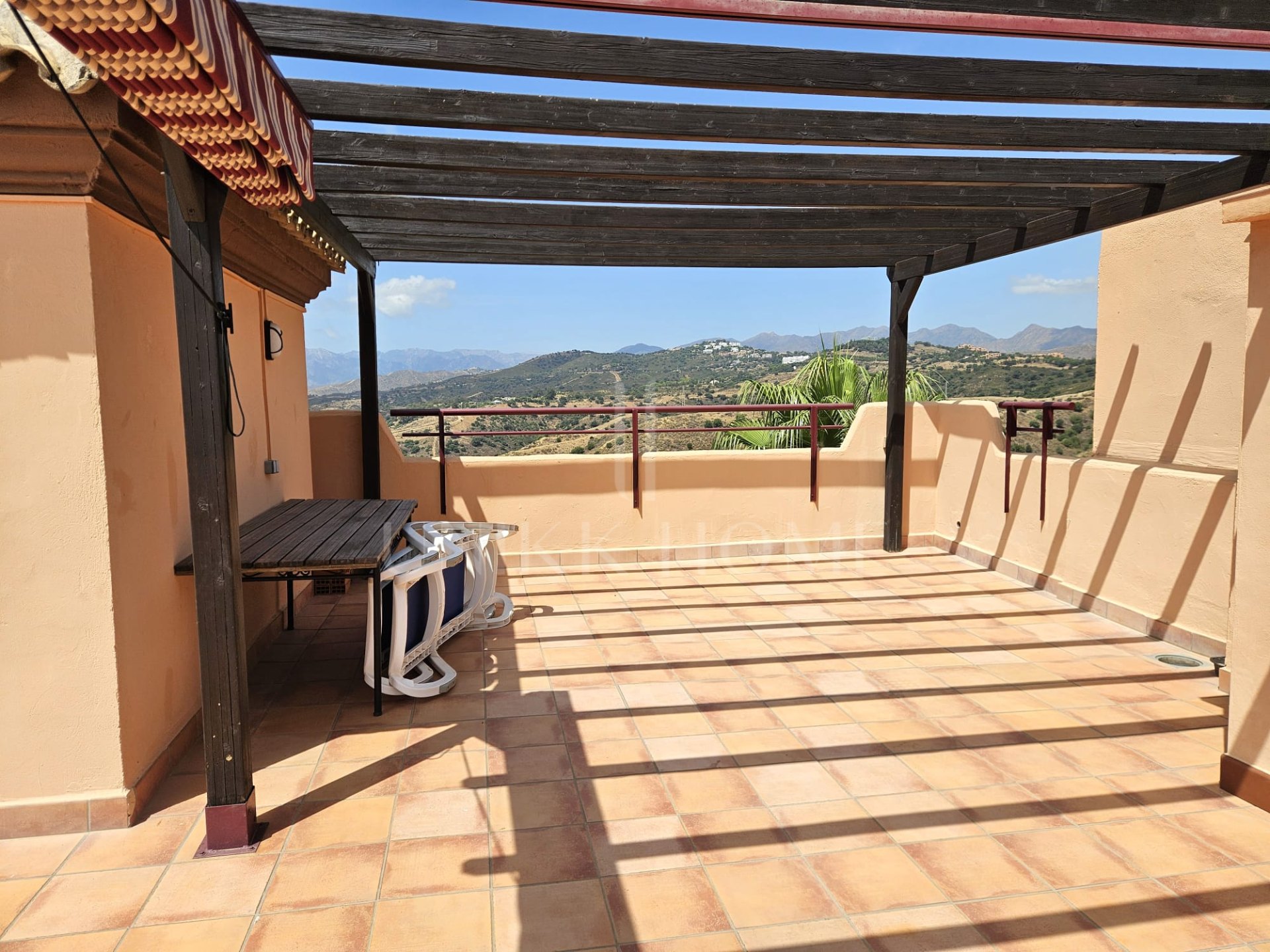 Apartamento de Tres Dormitorios con Vistas Panorámicas al Mar en Calahonda