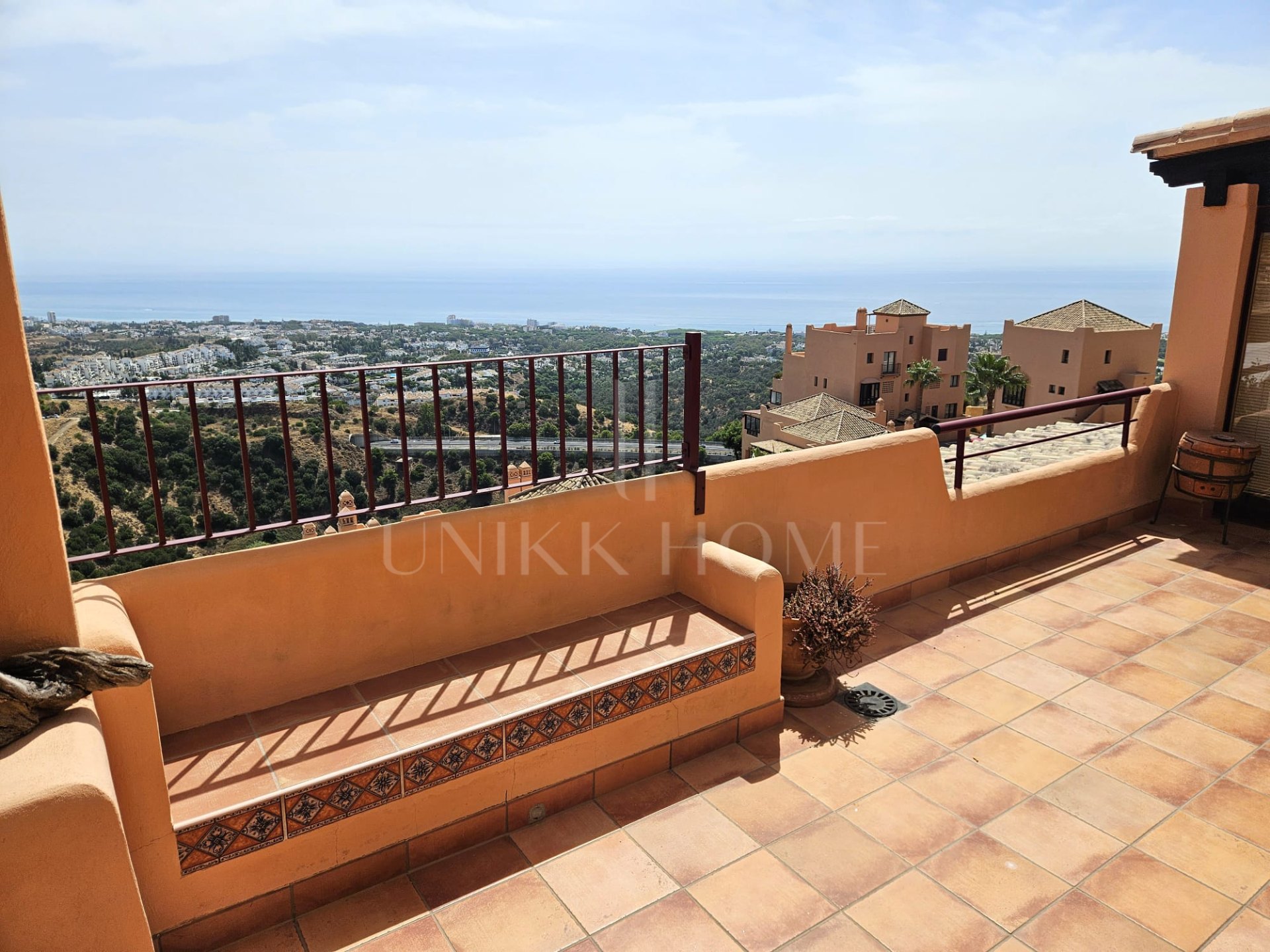 Apartamento de Tres Dormitorios con Vistas Panorámicas al Mar en Calahonda