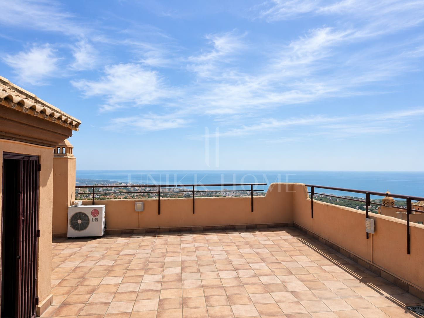 Apartamento de Tres Dormitorios con Vistas Panorámicas al Mar en Calahonda