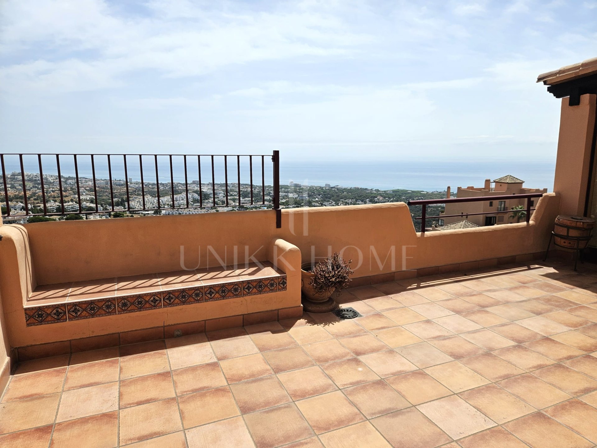 Apartamento de Tres Dormitorios con Vistas Panorámicas al Mar en Calahonda