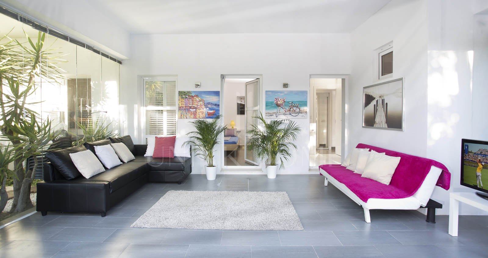 Enclavada en un exuberante entorno verde y a un corto paseo de los servicios de Elviria, esta villa única es una oportunidad ideal tanto para vivir como para hacer negocios.