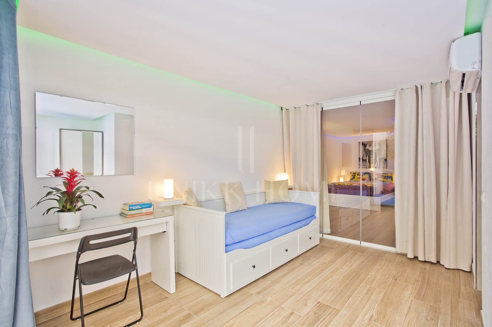 Enclavada en un exuberante entorno verde y a un corto paseo de los servicios de Elviria, esta villa única es una oportunidad ideal tanto para vivir como para hacer negocios.