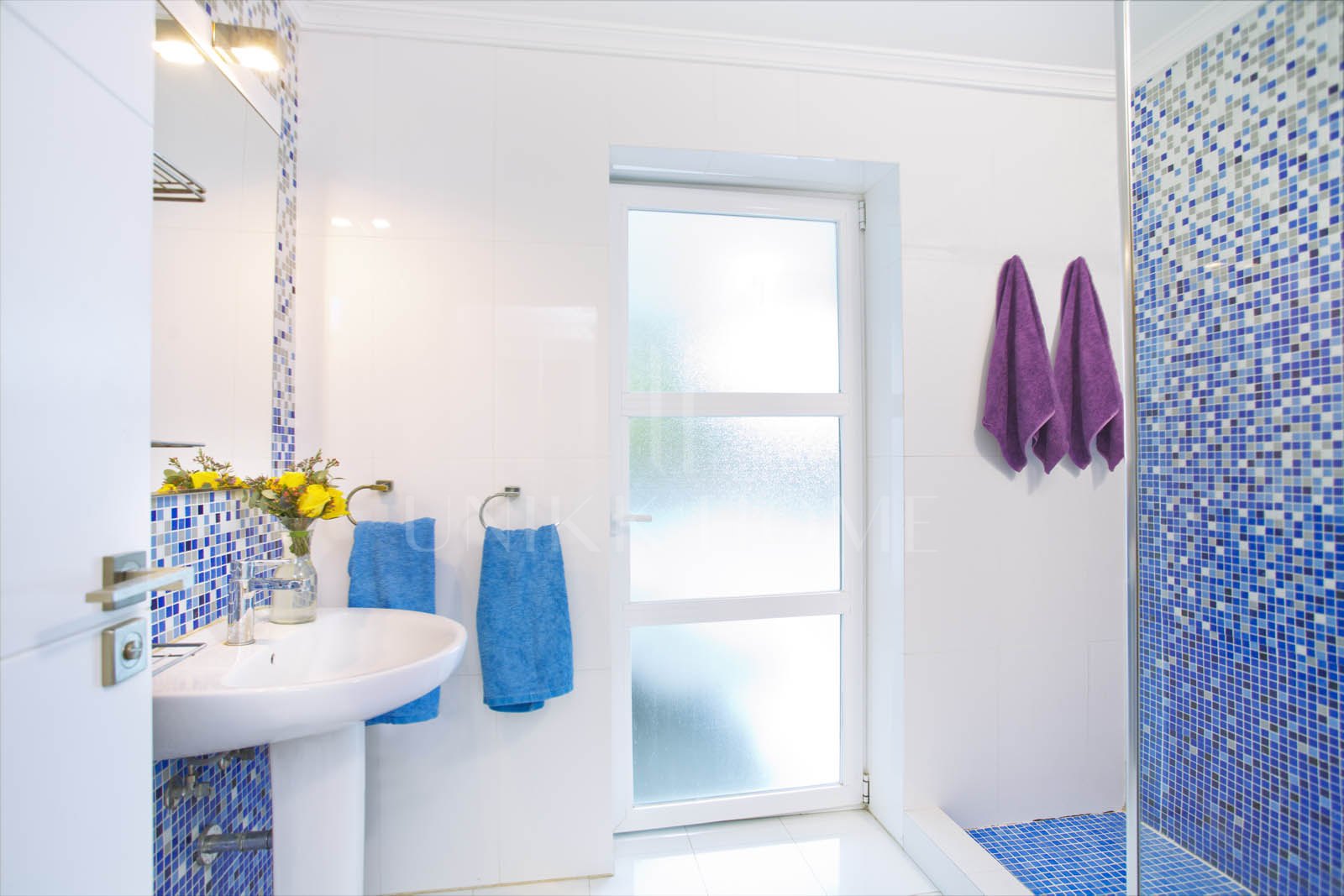 Enclavada en un exuberante entorno verde y a un corto paseo de los servicios de Elviria, esta villa única es una oportunidad ideal tanto para vivir como para hacer negocios.