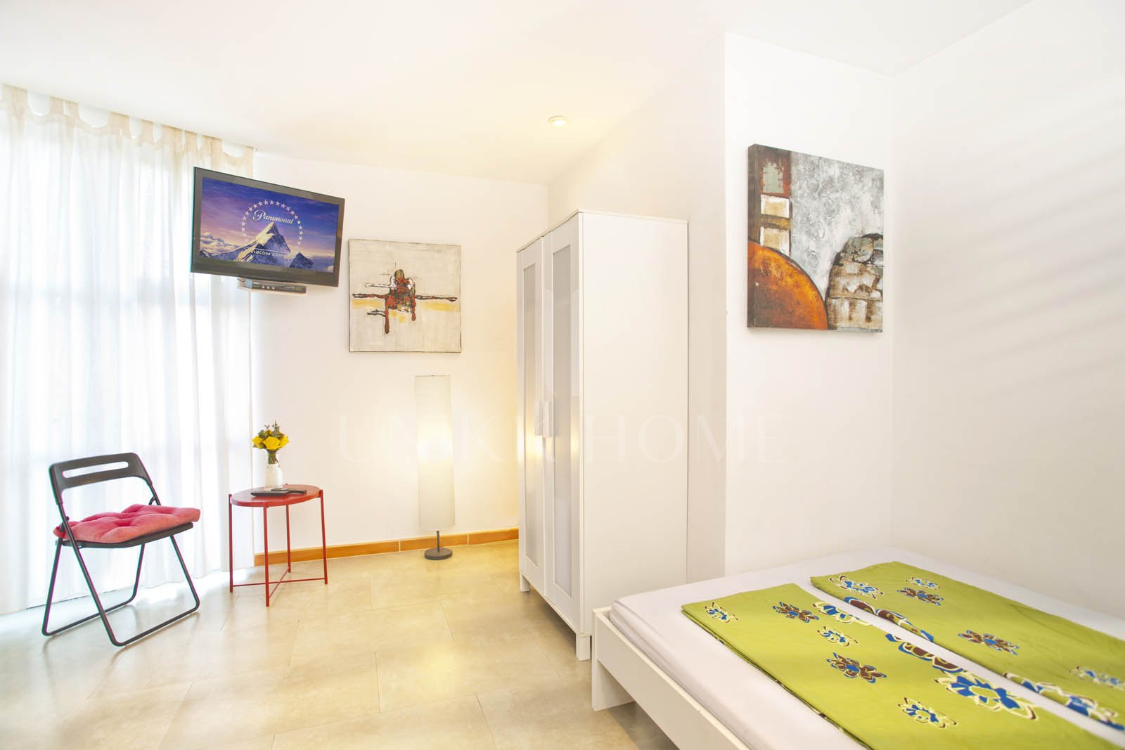 Enclavada en un exuberante entorno verde y a un corto paseo de los servicios de Elviria, esta villa única es una oportunidad ideal tanto para vivir como para hacer negocios.